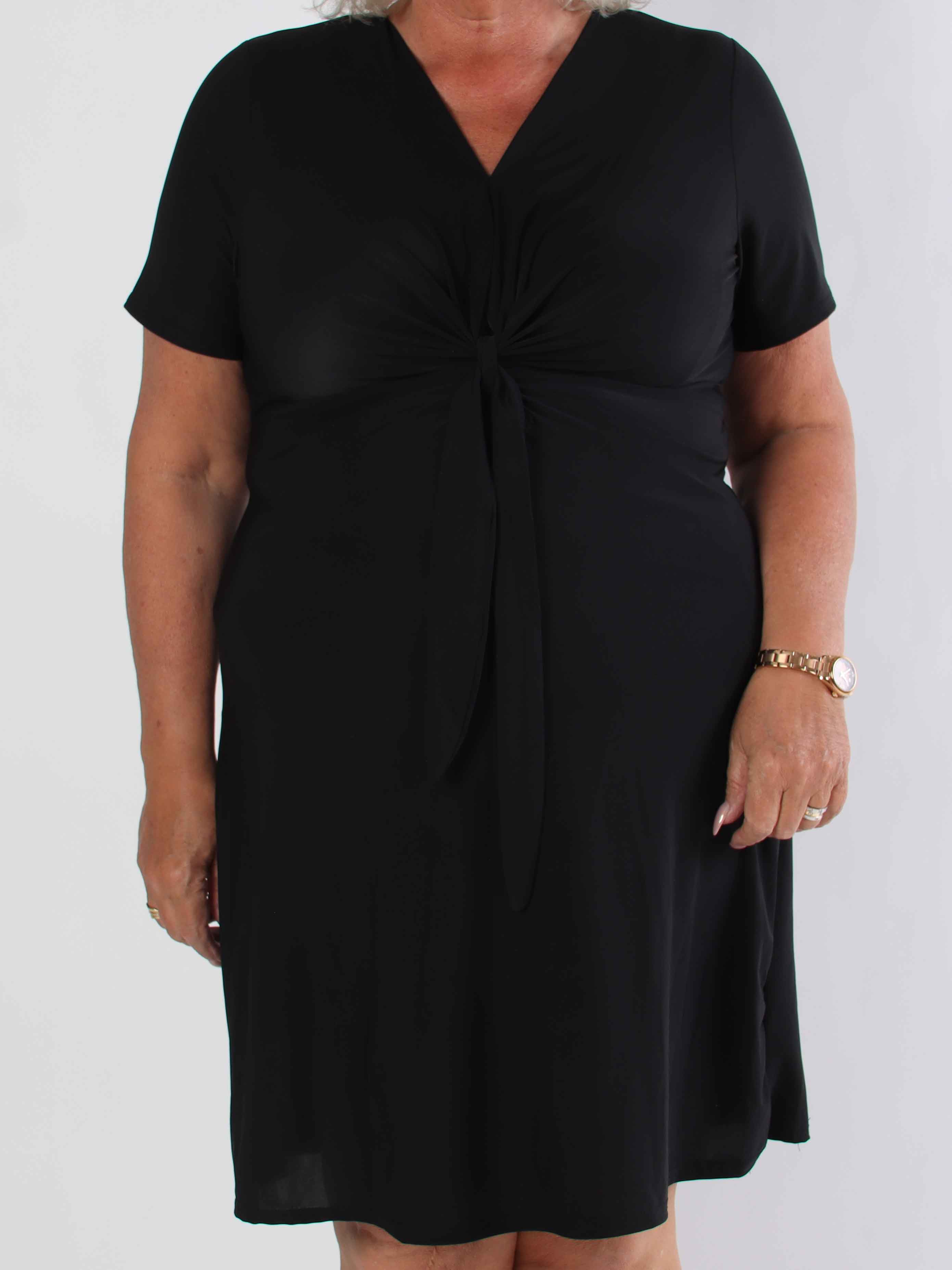 Molly Plain Short - Elastisk plus size klänning med fin knytdetalj framtill