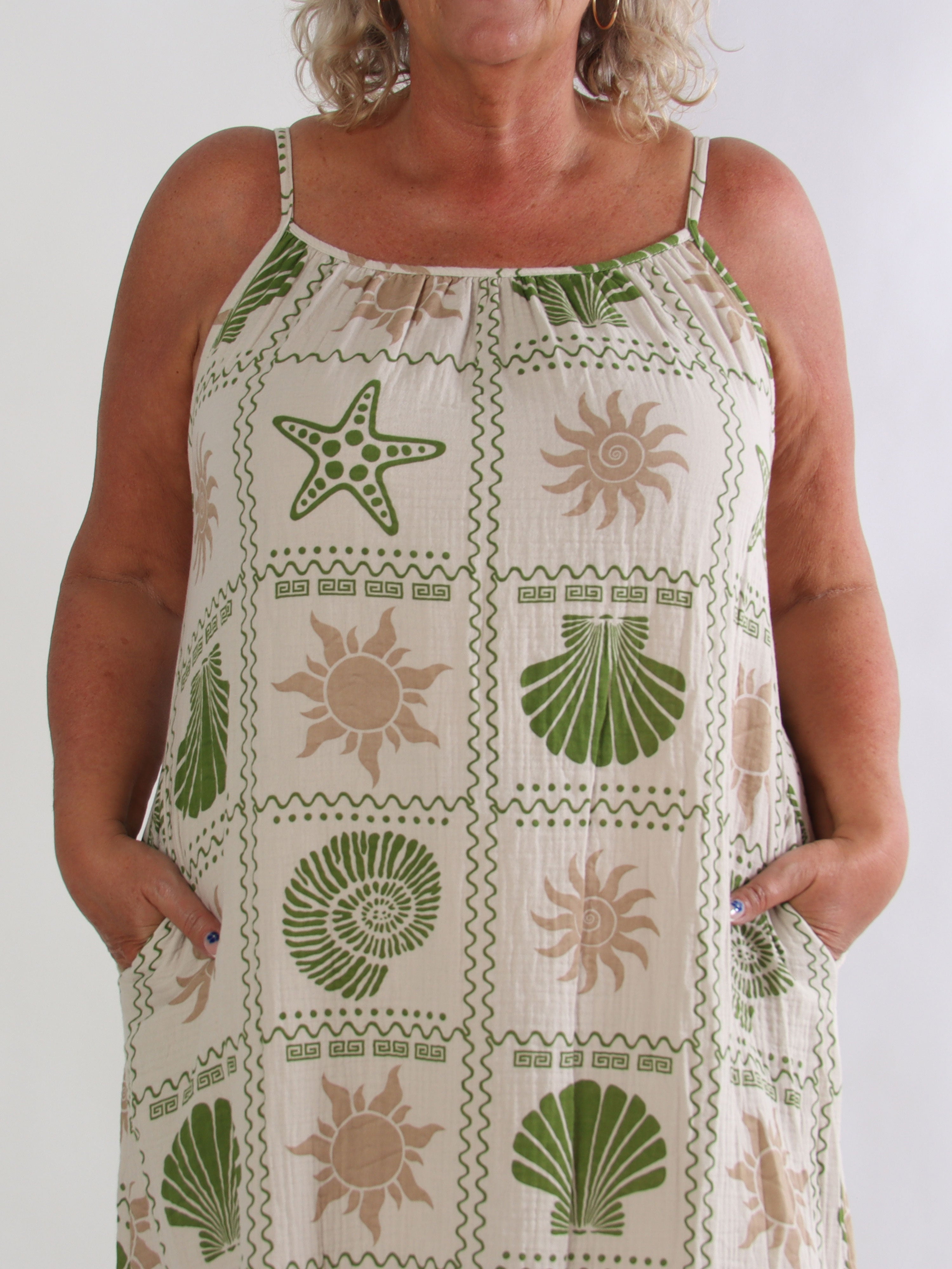 Monica - Plus size sommarklänning i härligt muslintyg med färgglada sommarmotiv