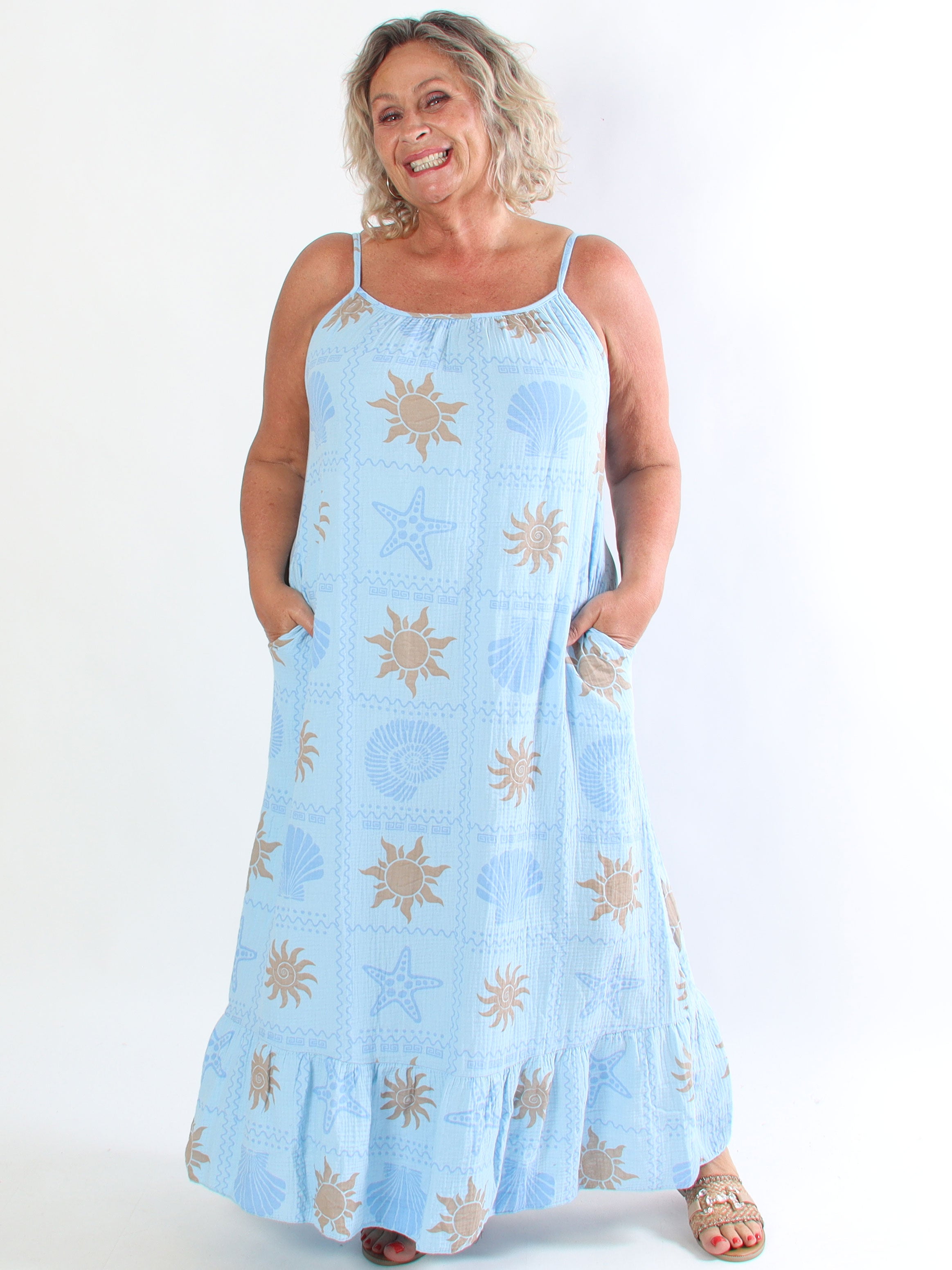 Monica - Plus size sommarklänning i härligt muslintyg med färgglada sommarmotiv