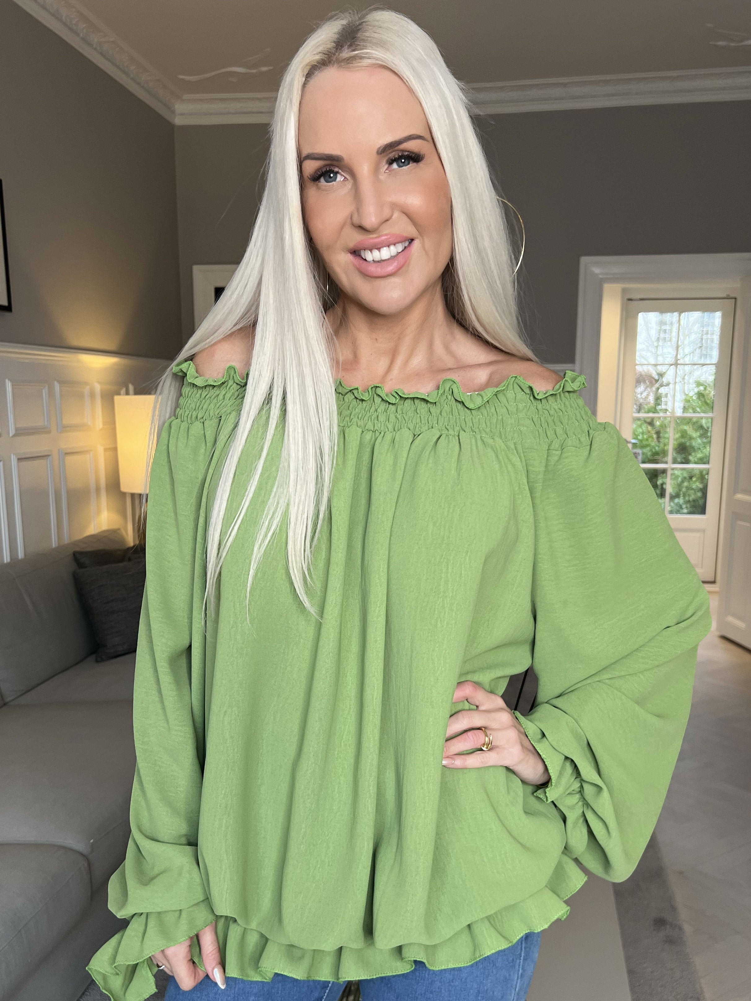 Monik - Tunika i enfärgad modell med resår och volang i kanterna - Black