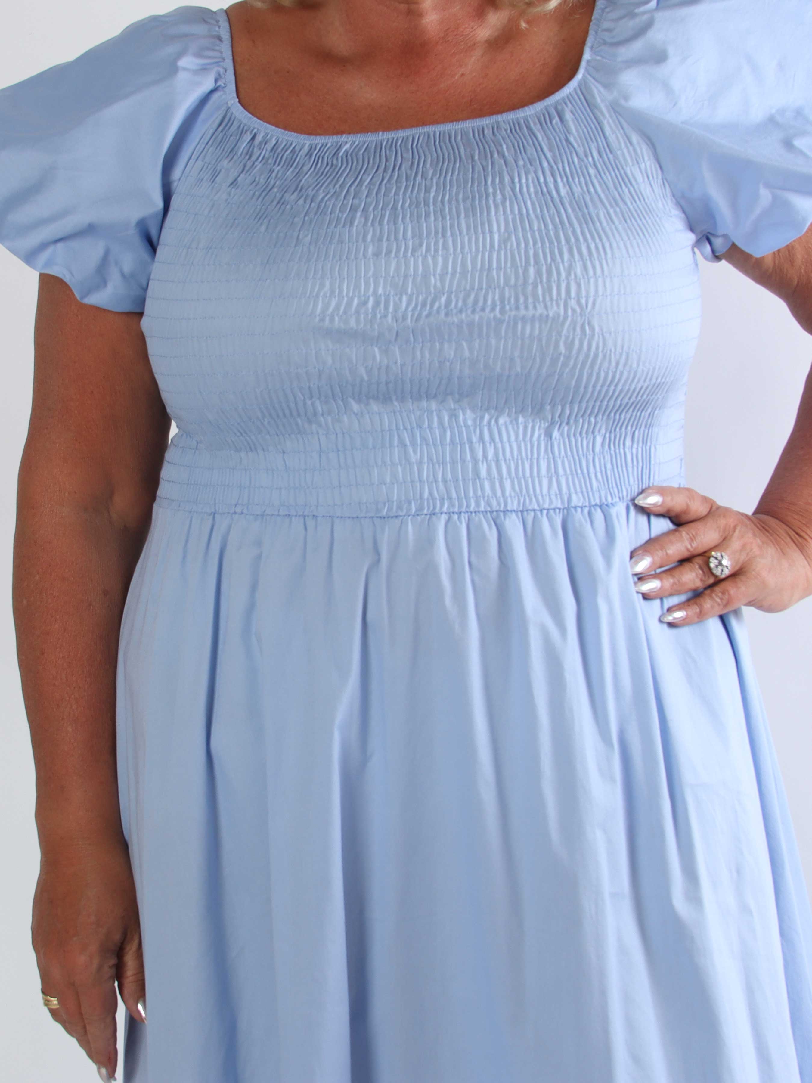 Naila - Plus size bomuldskjole med smock over brystet og korte ballonærmer