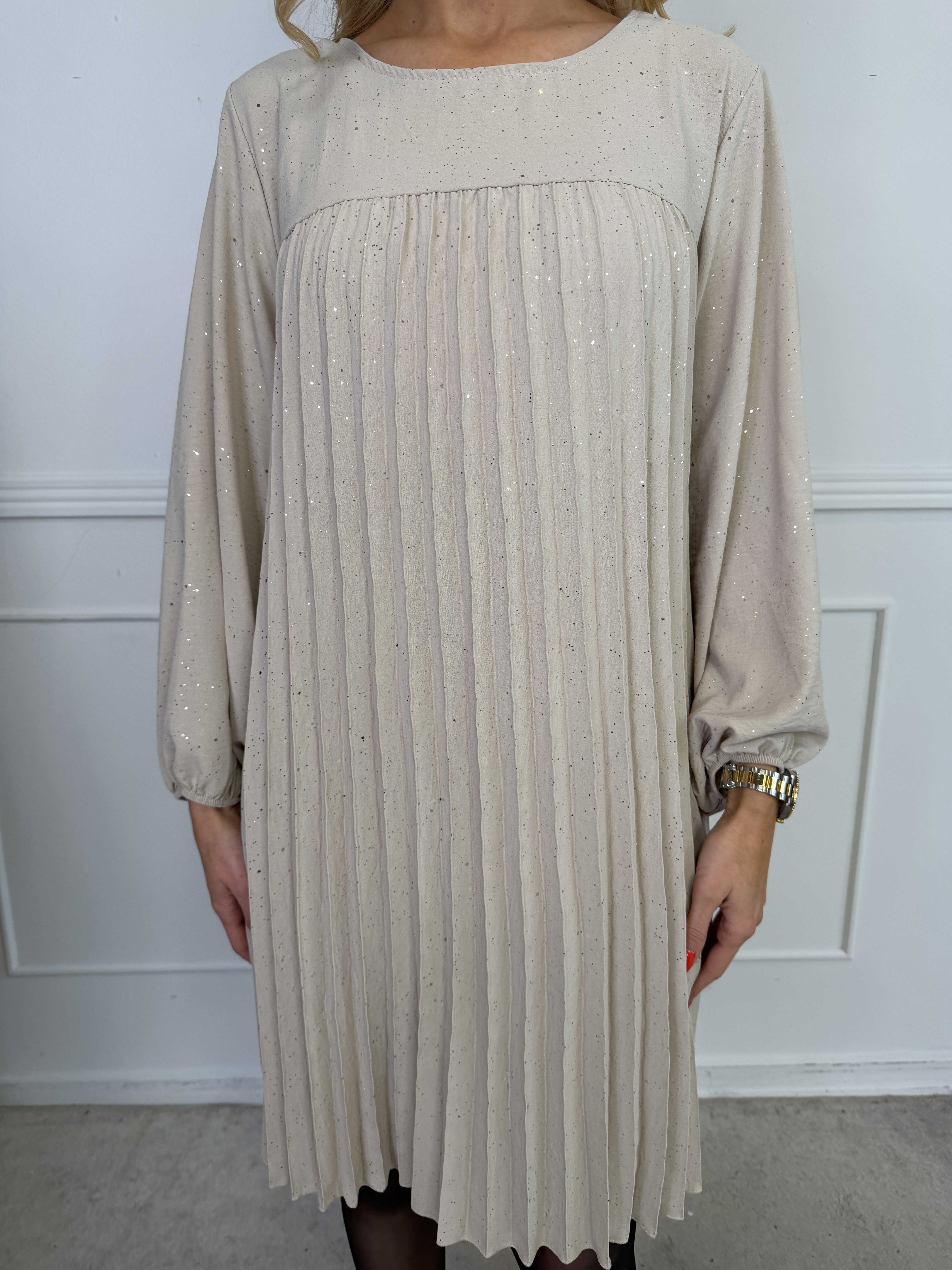 Nancy Glitter Short L/S - Plisserad klänning med fickor och glitter