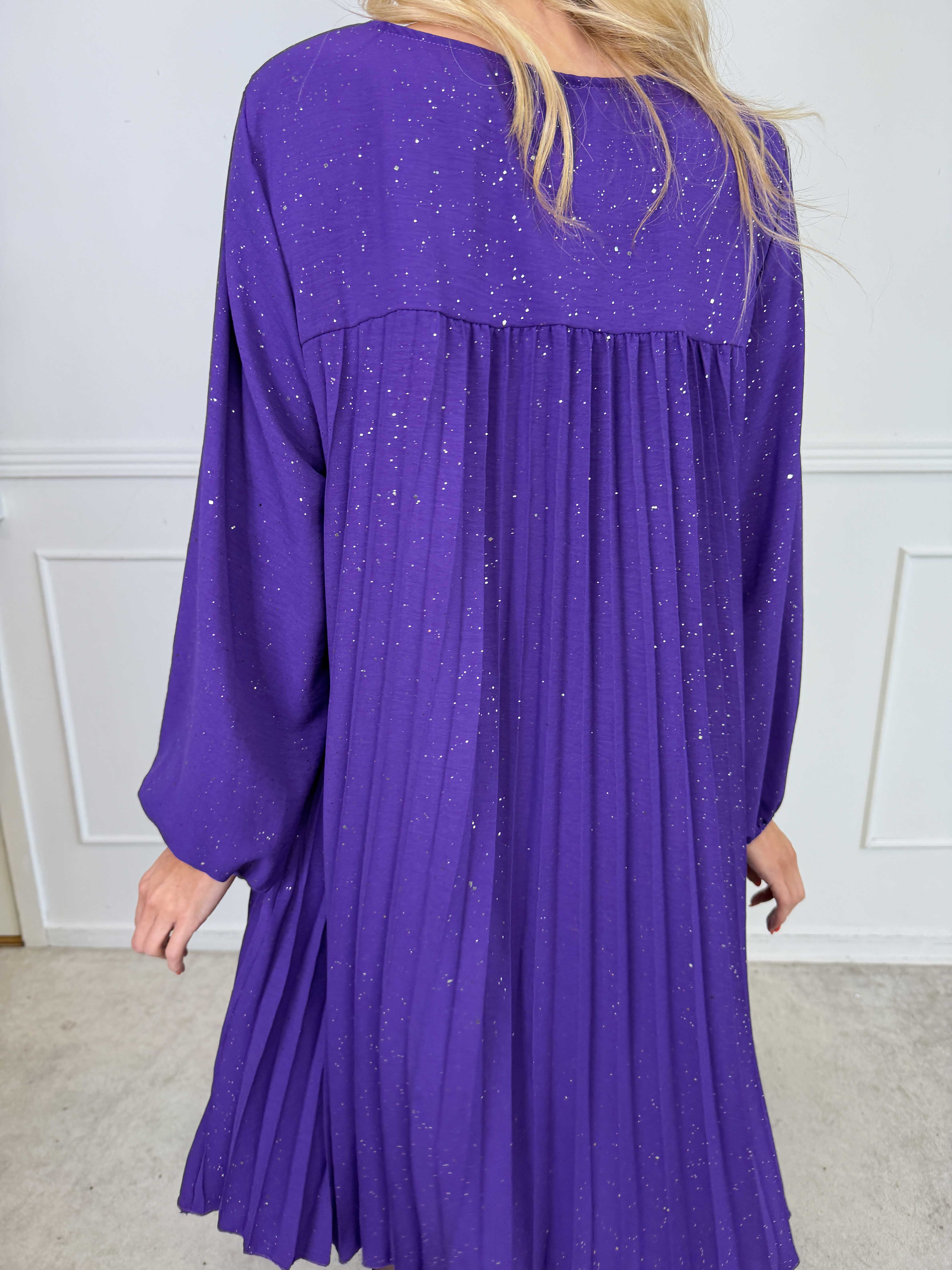 Nancy Glitter Short L/S - Plisserad klänning med fickor och glitter