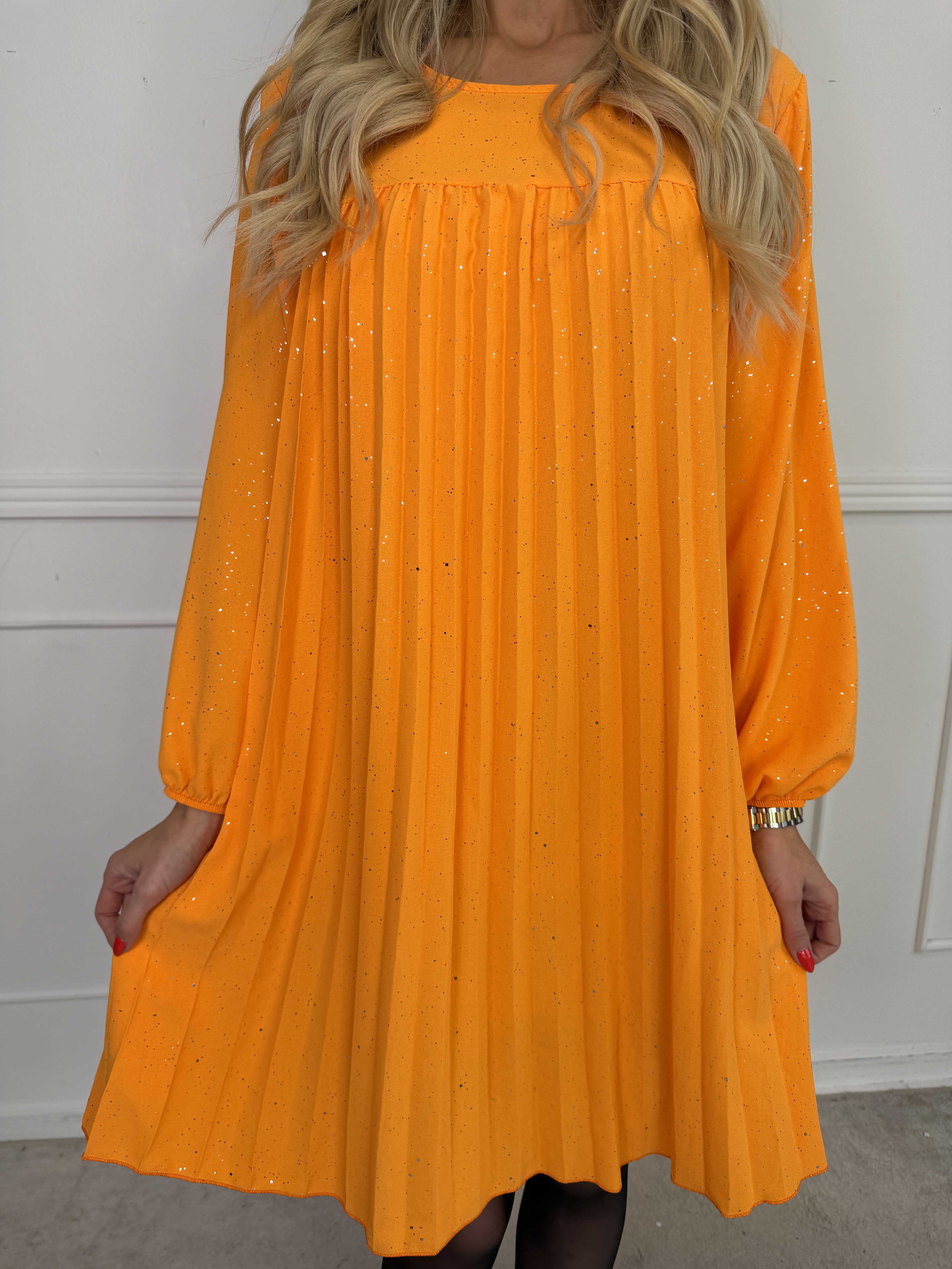 Nancy Glitter Short L/S - Plisserad klänning med fickor och glitter