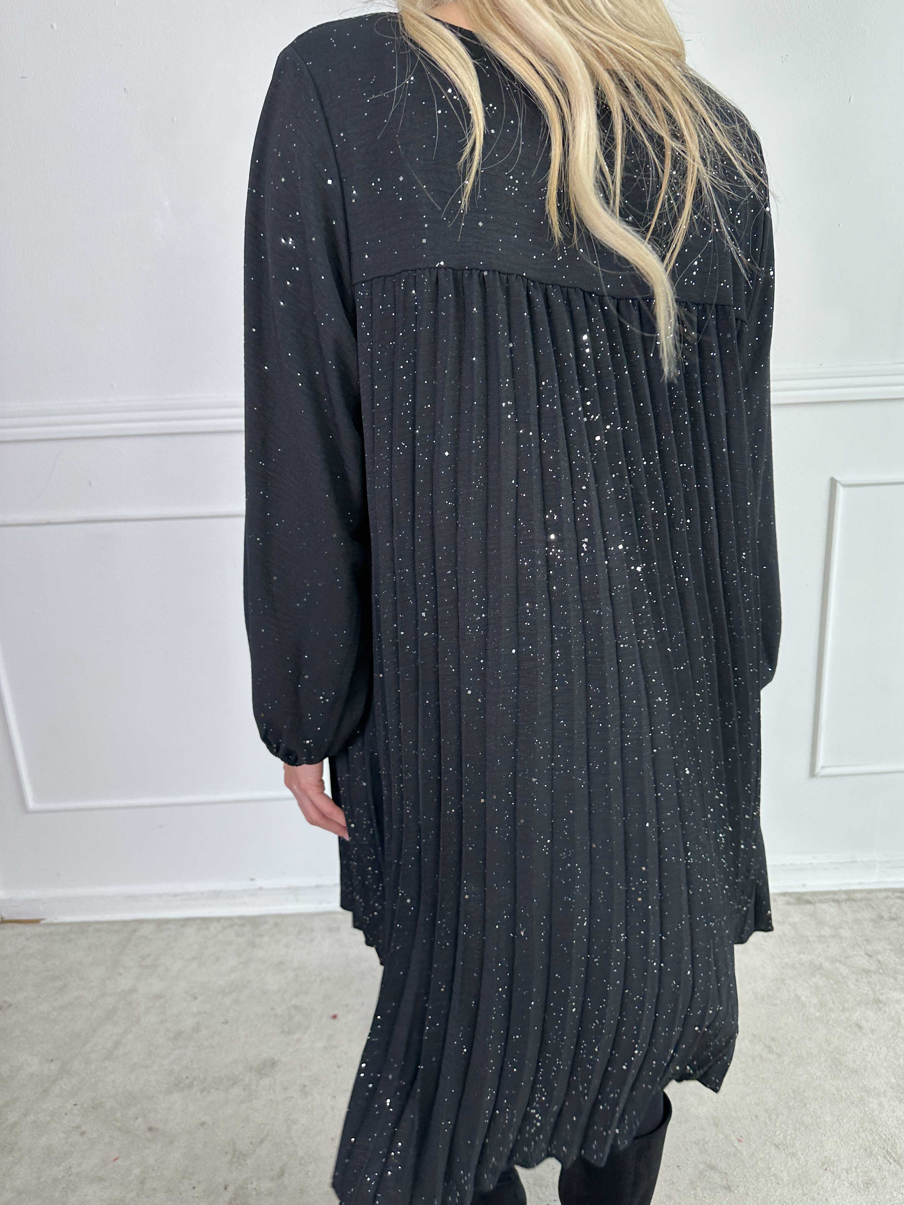 Nancy Glitter Short L/S - Plisseret kjole med lommer og glimmer