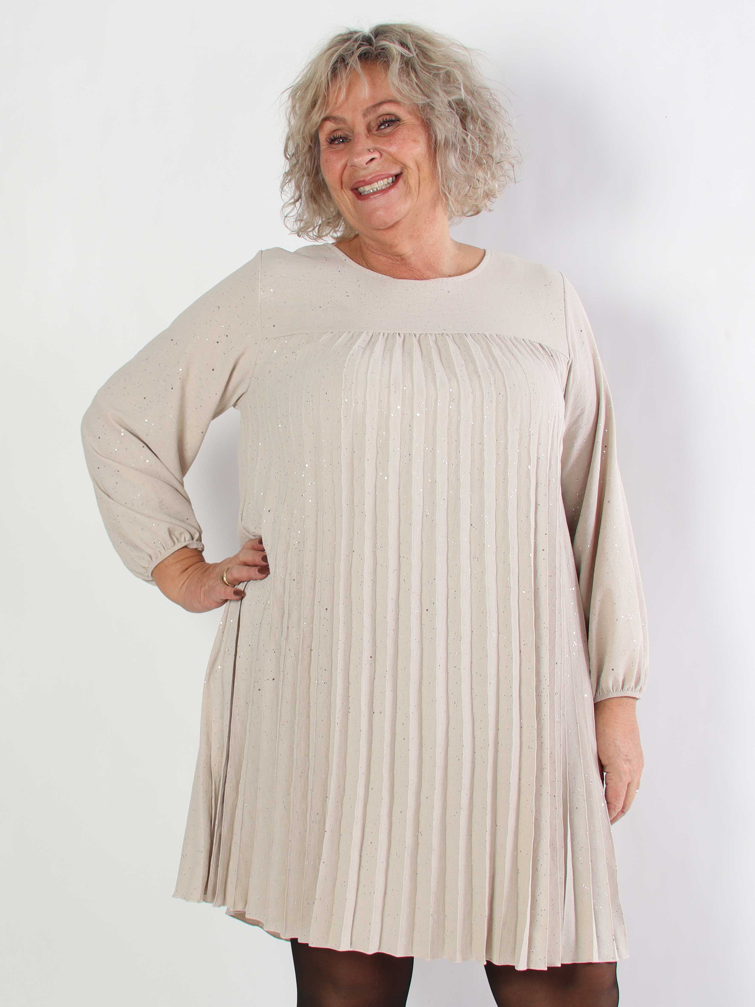 Nancy Glitter Short L/S - Plisserad plus size klänning med fickor och glitter