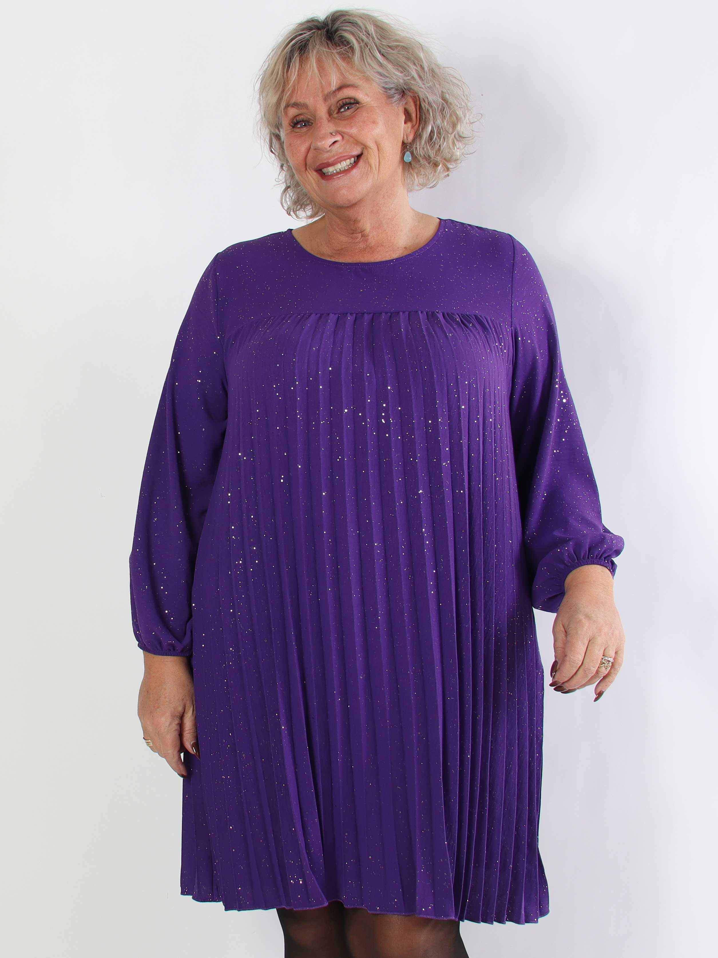 Nancy Glitter Short L/S - Plisserad plus size klänning med fickor och glitter