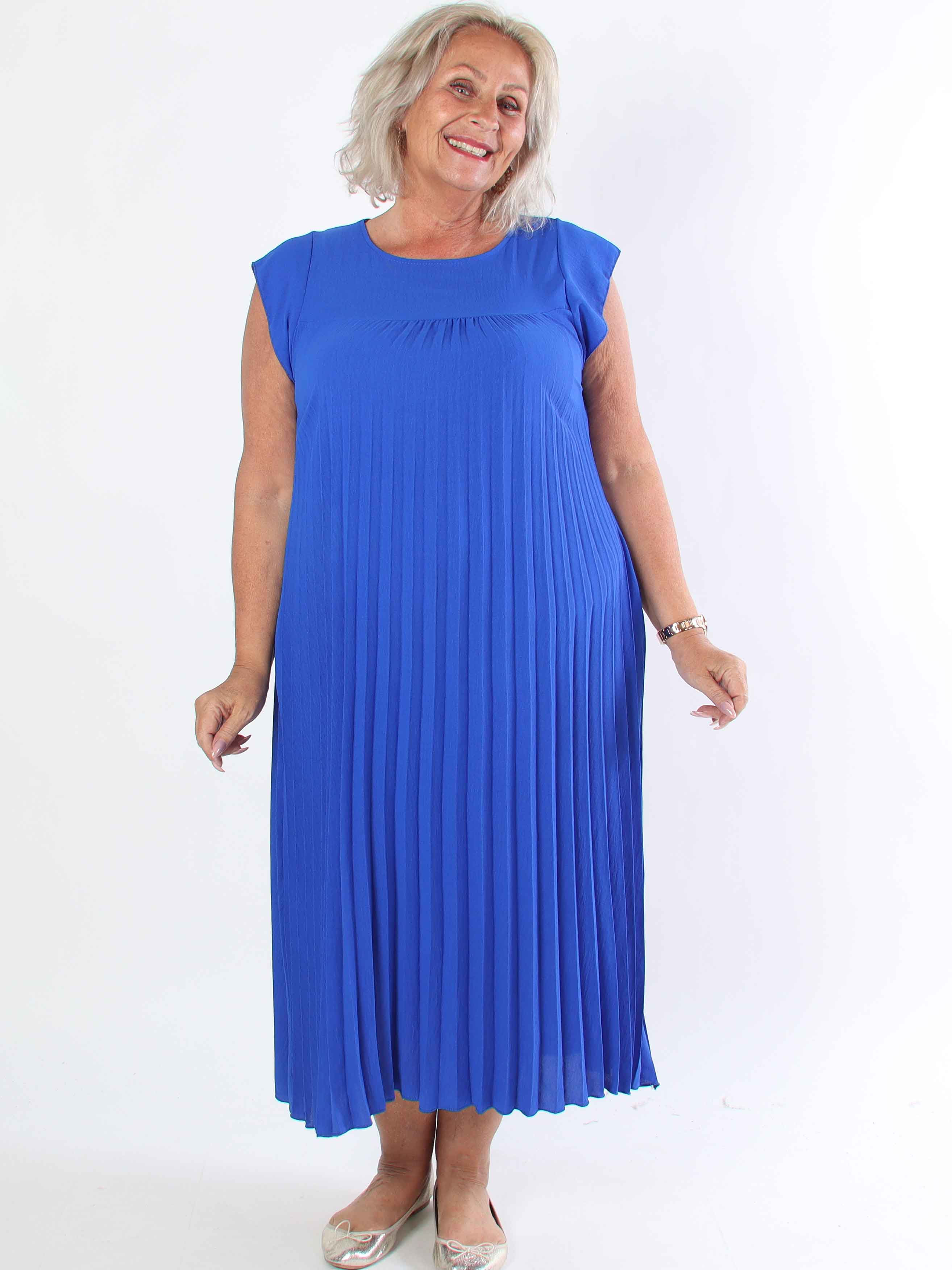 Nancy - Lång plus size klänning med veck och volangärmar