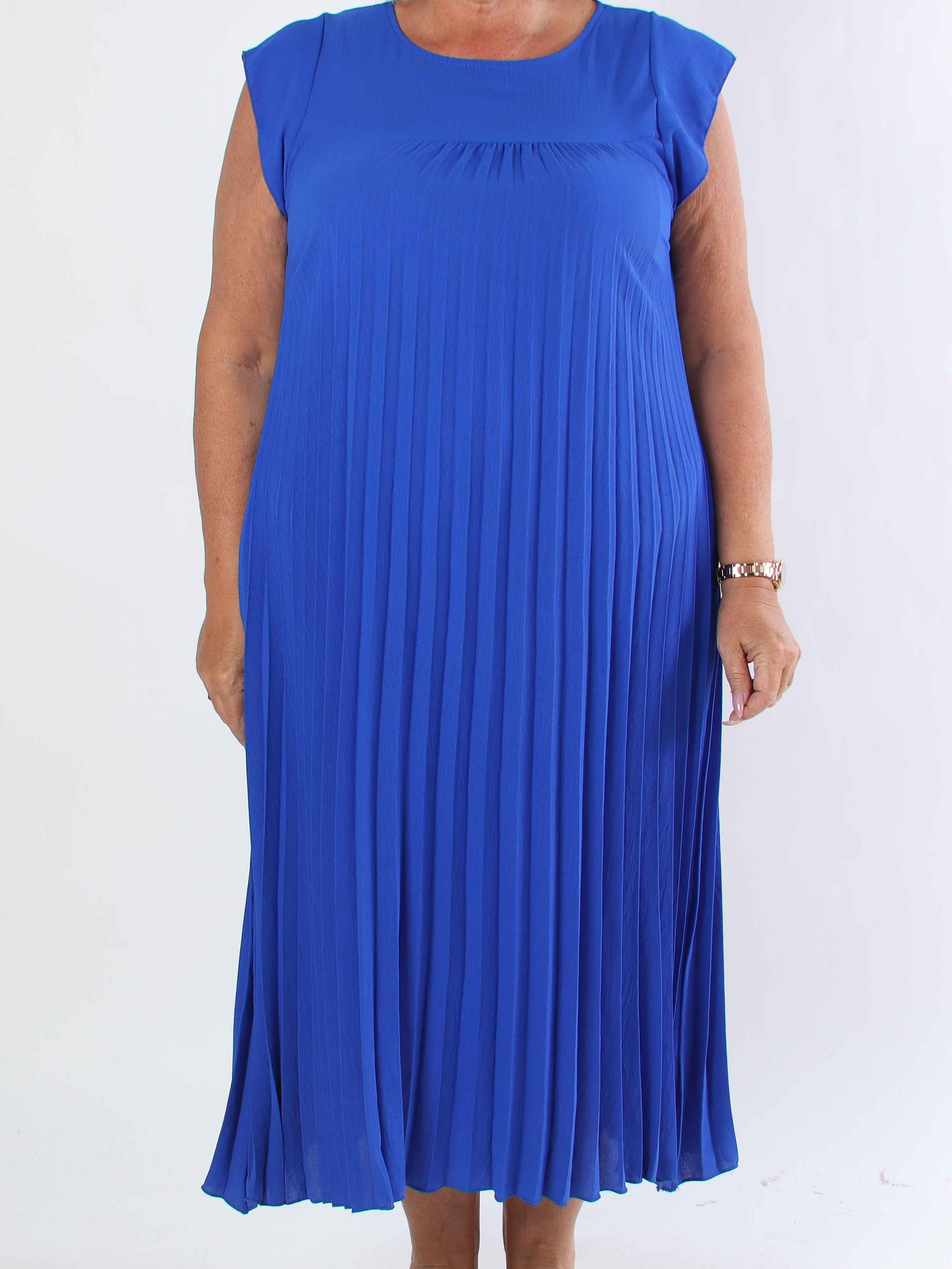 Nancy - Lång plus size klänning med veck och volangärmar