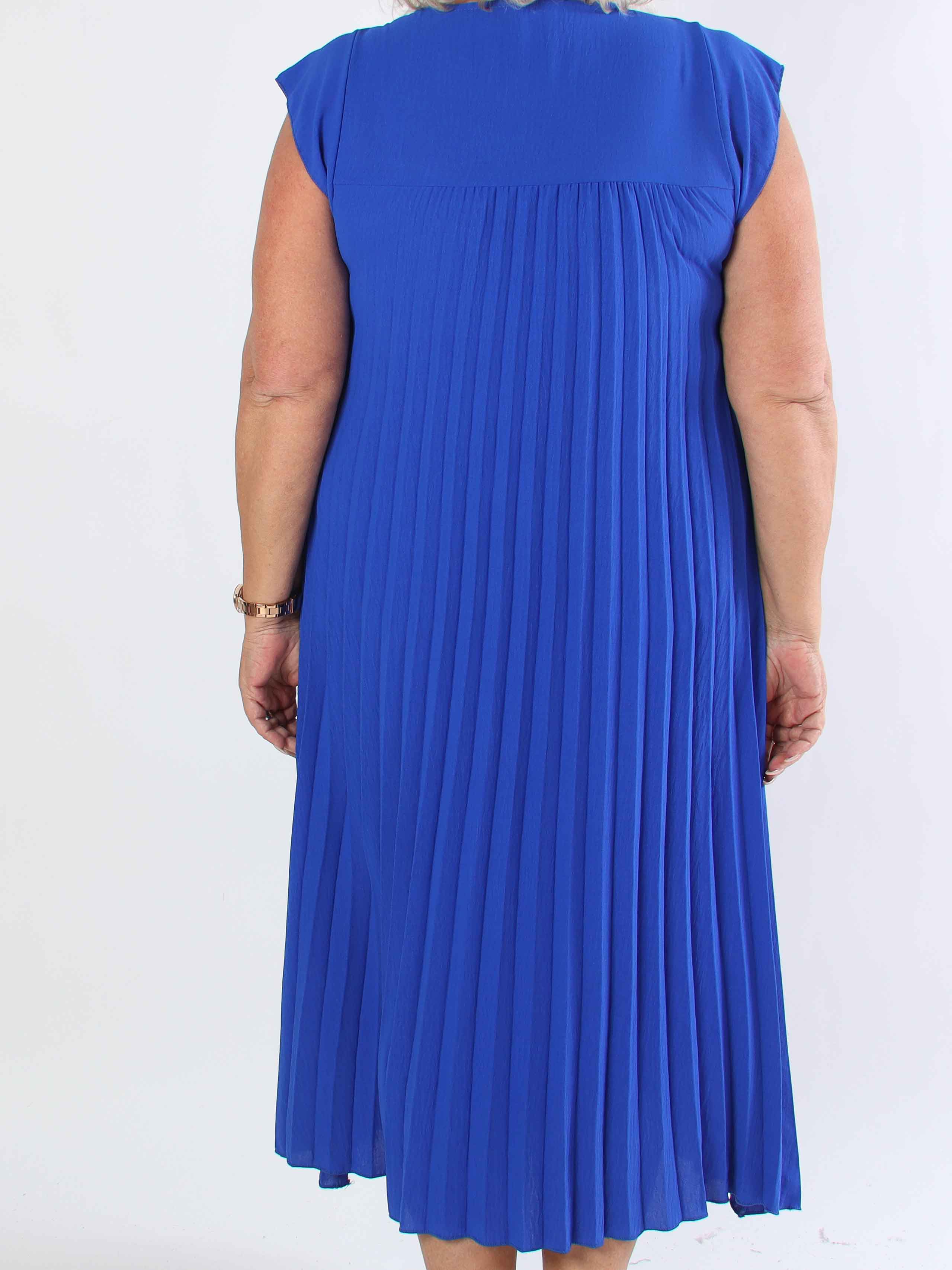 Nancy - Lång plus size klänning med veck och volangärmar