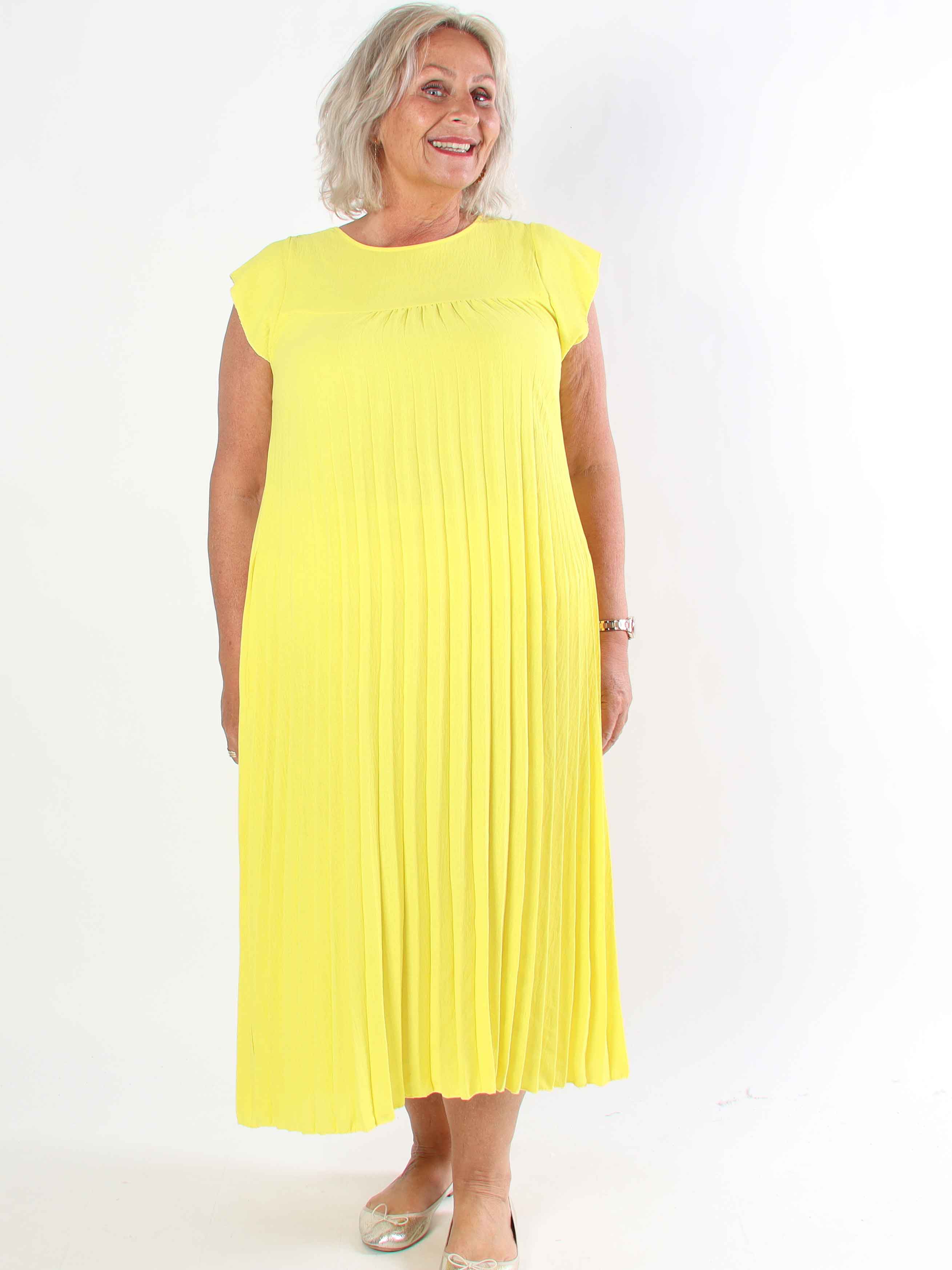 Nancy - Lång plus size klänning med veck och volangärmar