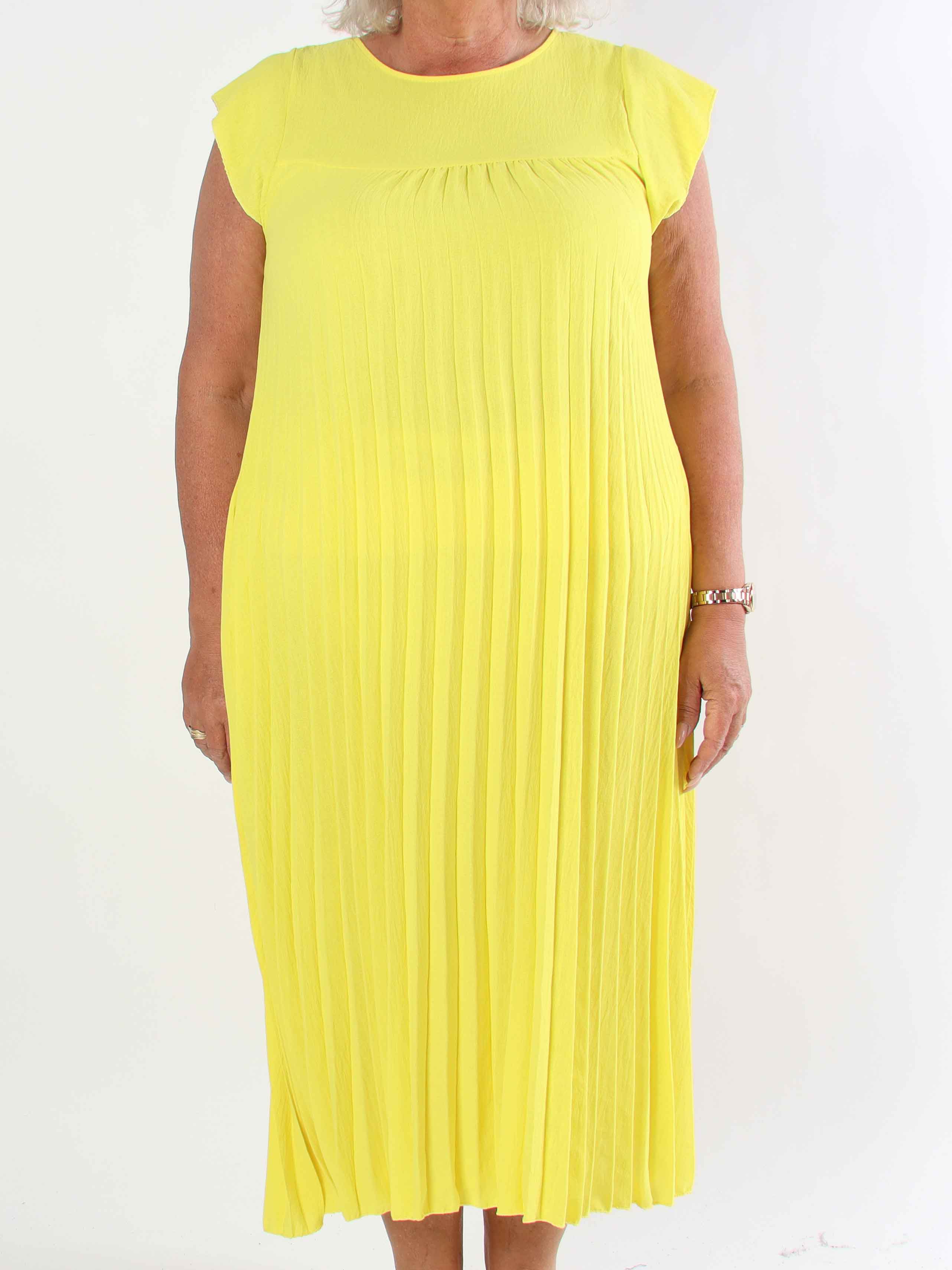 Nancy - Lång plus size klänning med veck och volangärmar