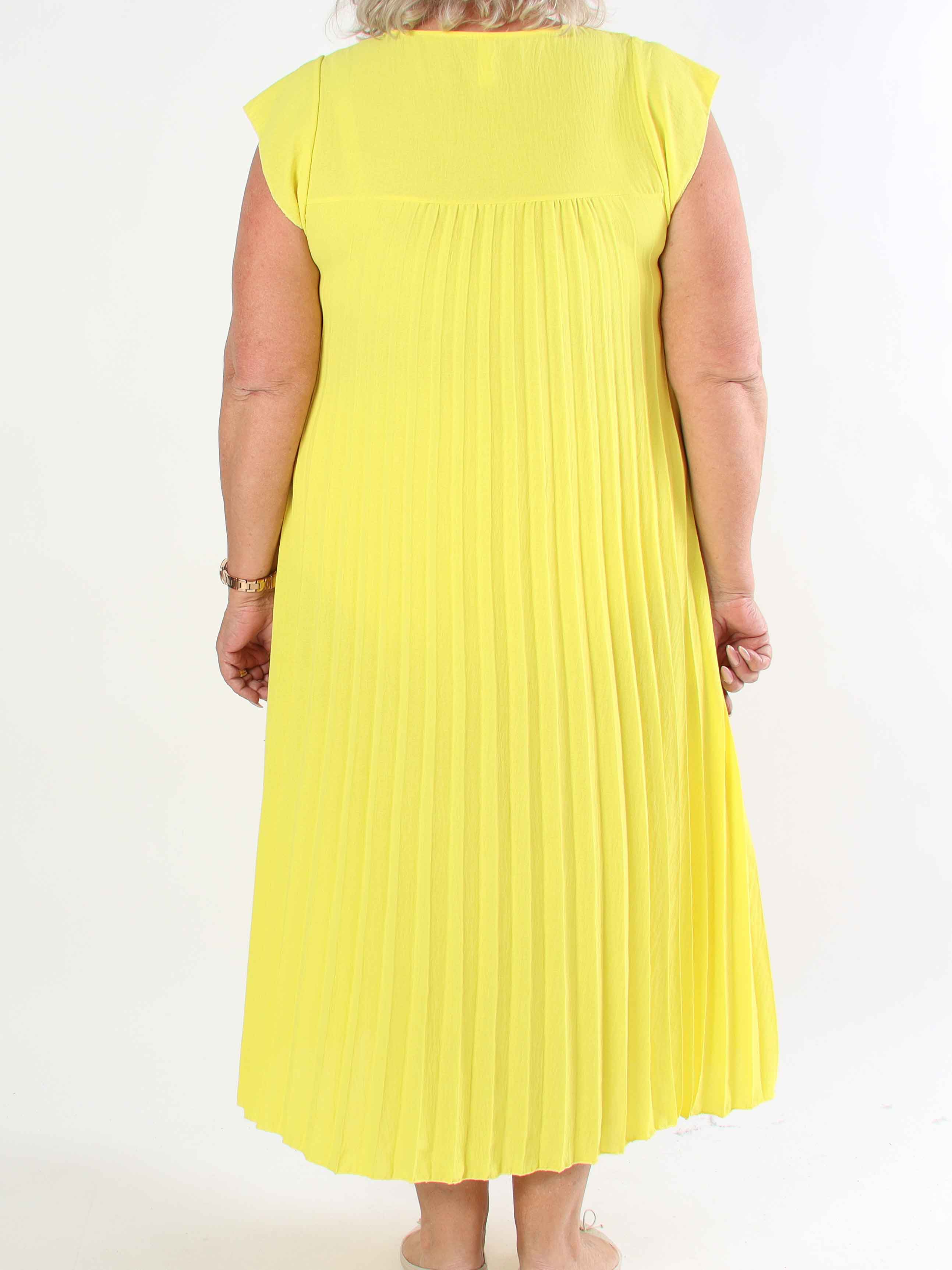 Nancy - Lång plus size klänning med veck och volangärmar