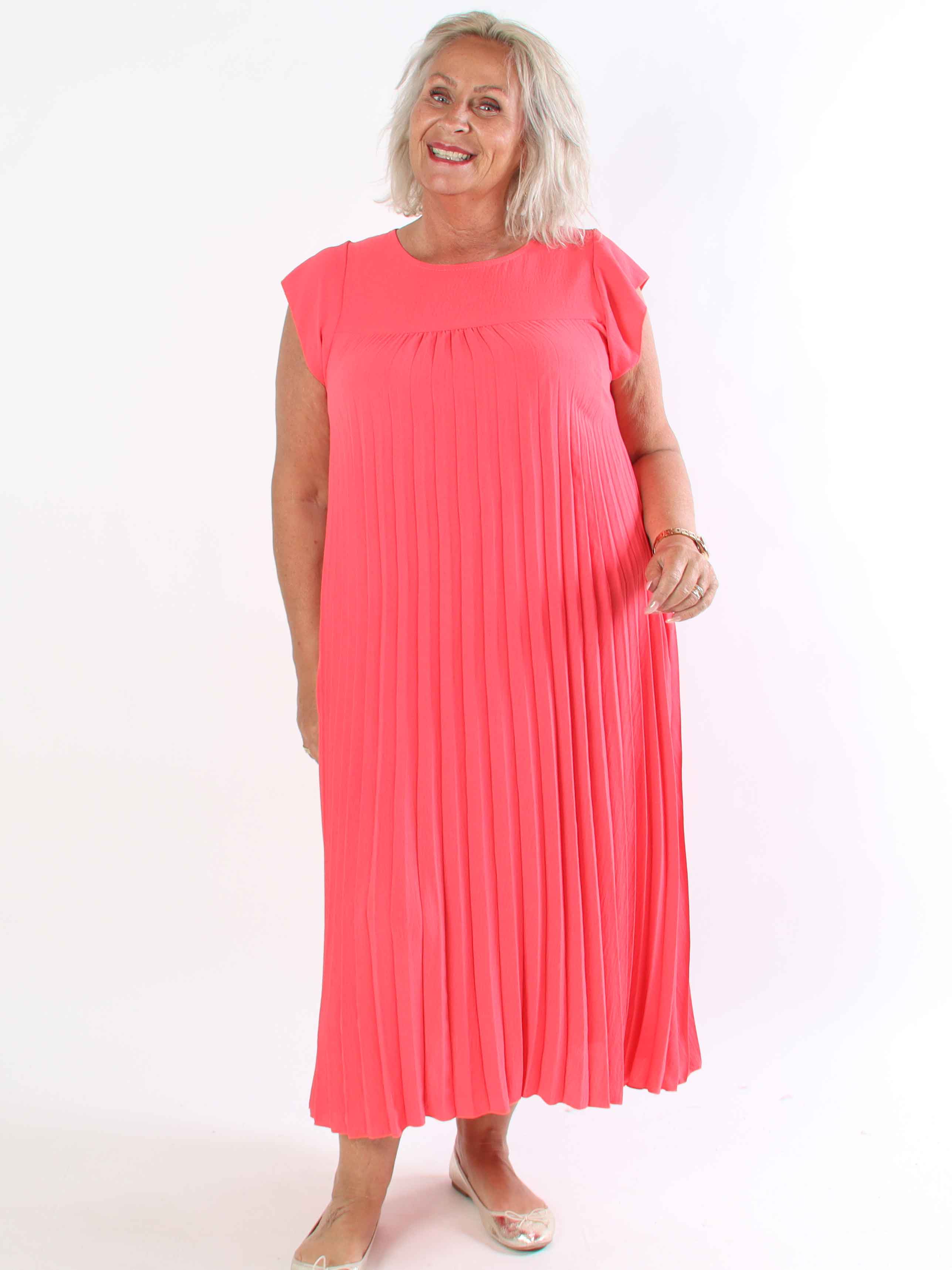 Nancy - Lång plus size klänning med veck och volangärmar