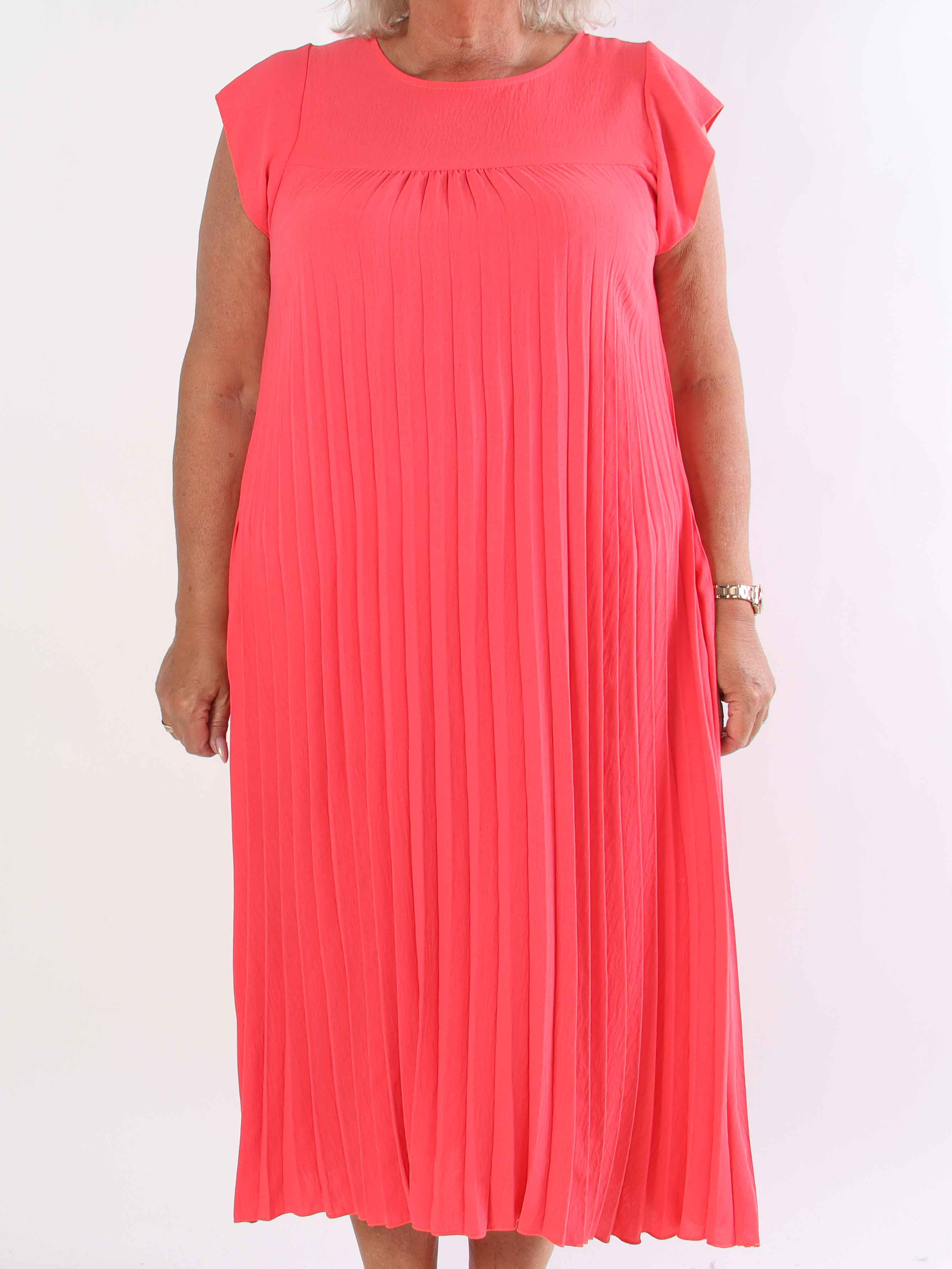 Nancy - Lång plus size klänning med veck och volangärmar