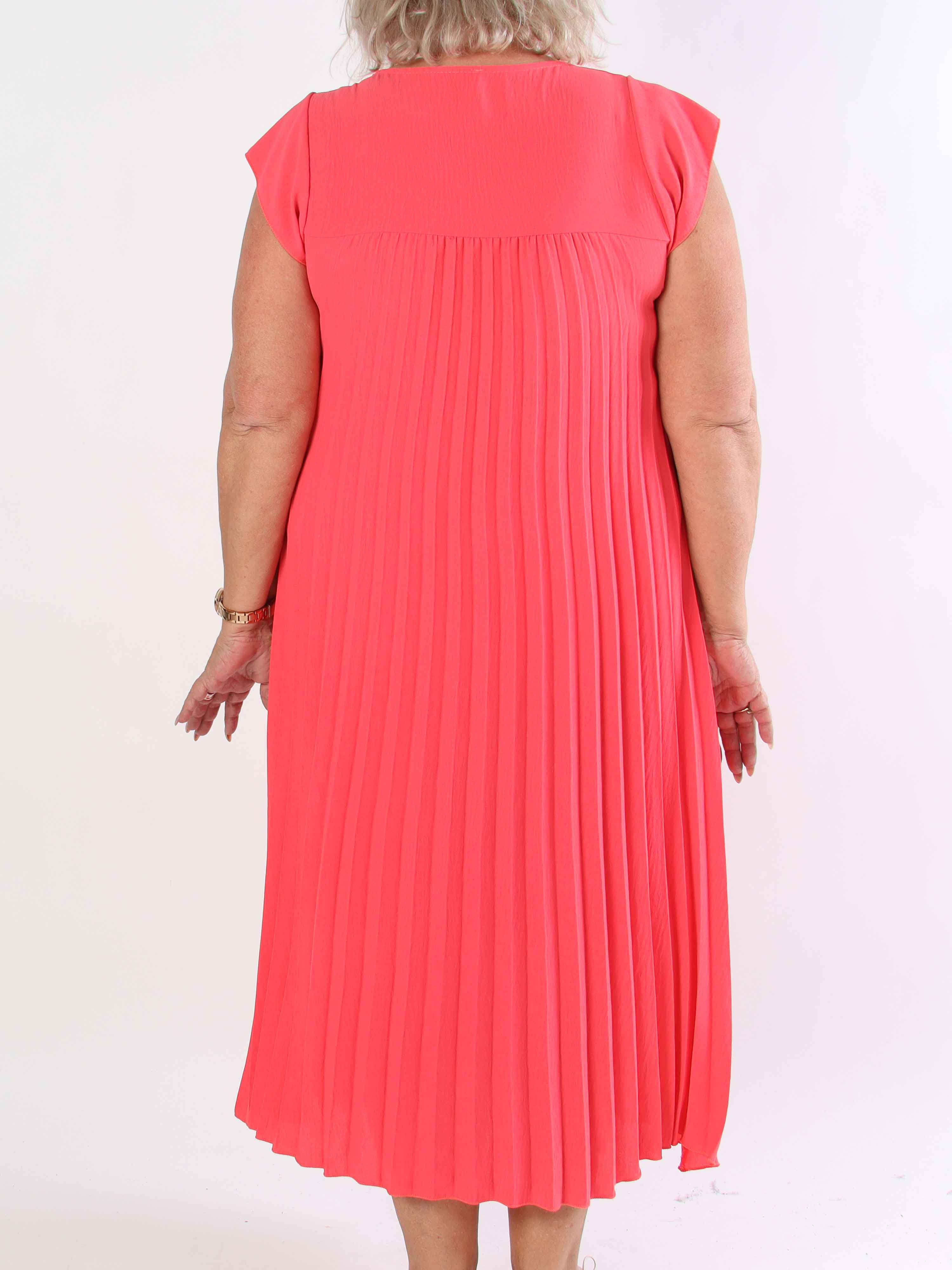 Nancy - Lång plus size klänning med veck och volangärmar