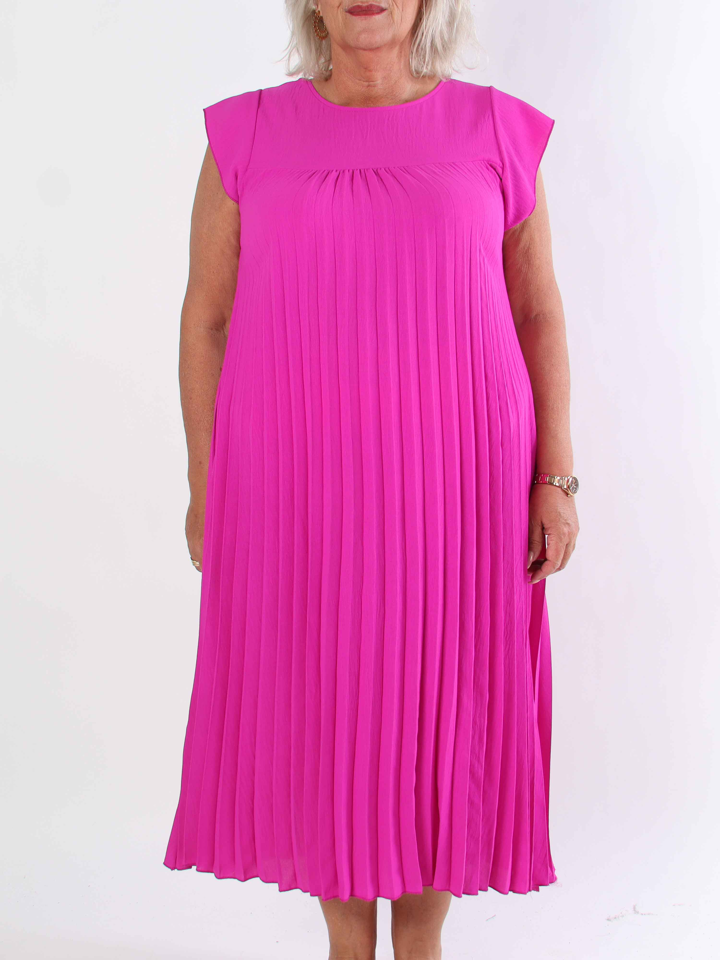 Nancy - Lång plus size klänning med veck och volangärmar