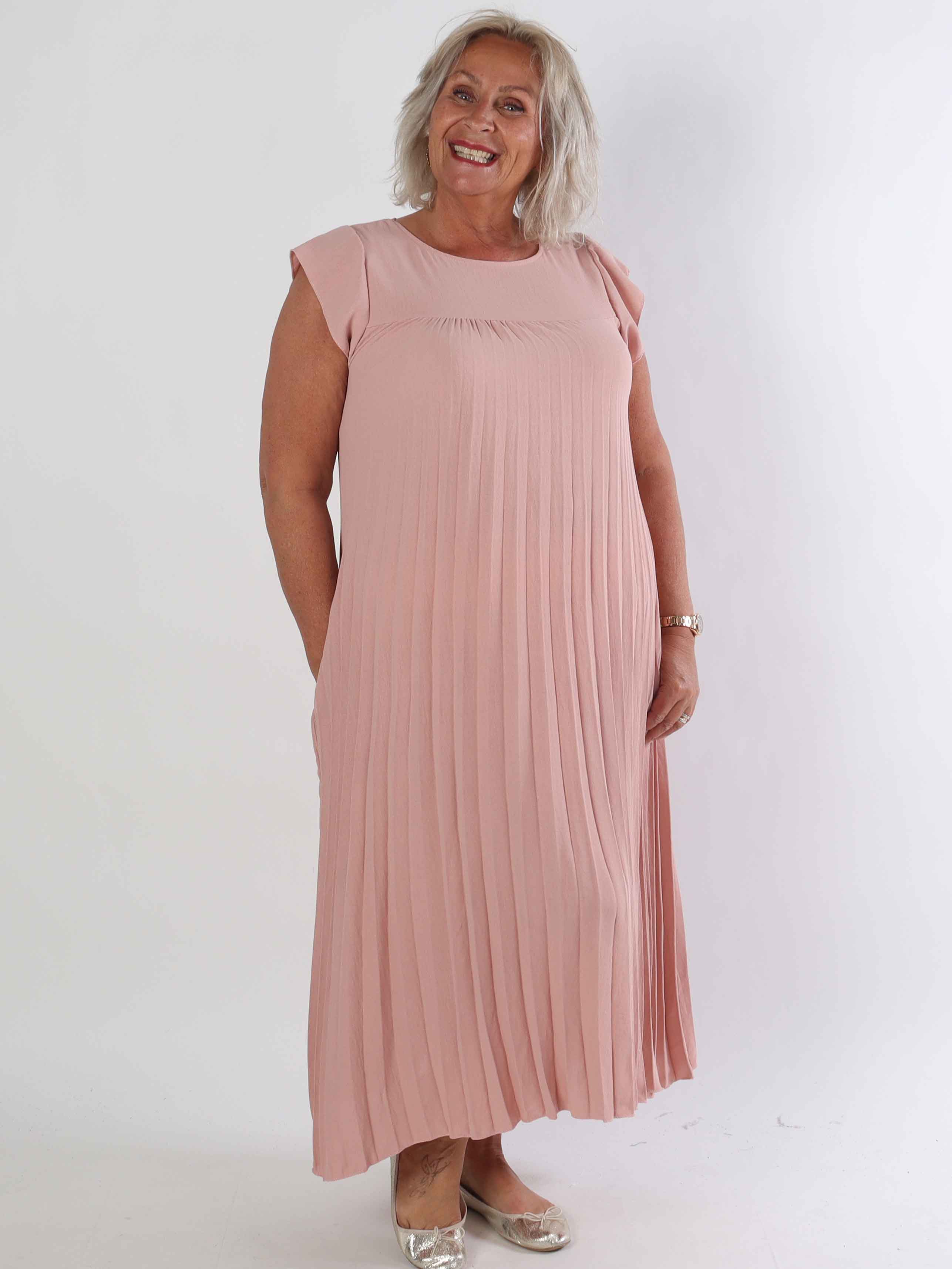 Nancy - Lång plus size klänning med veck och volangärmar