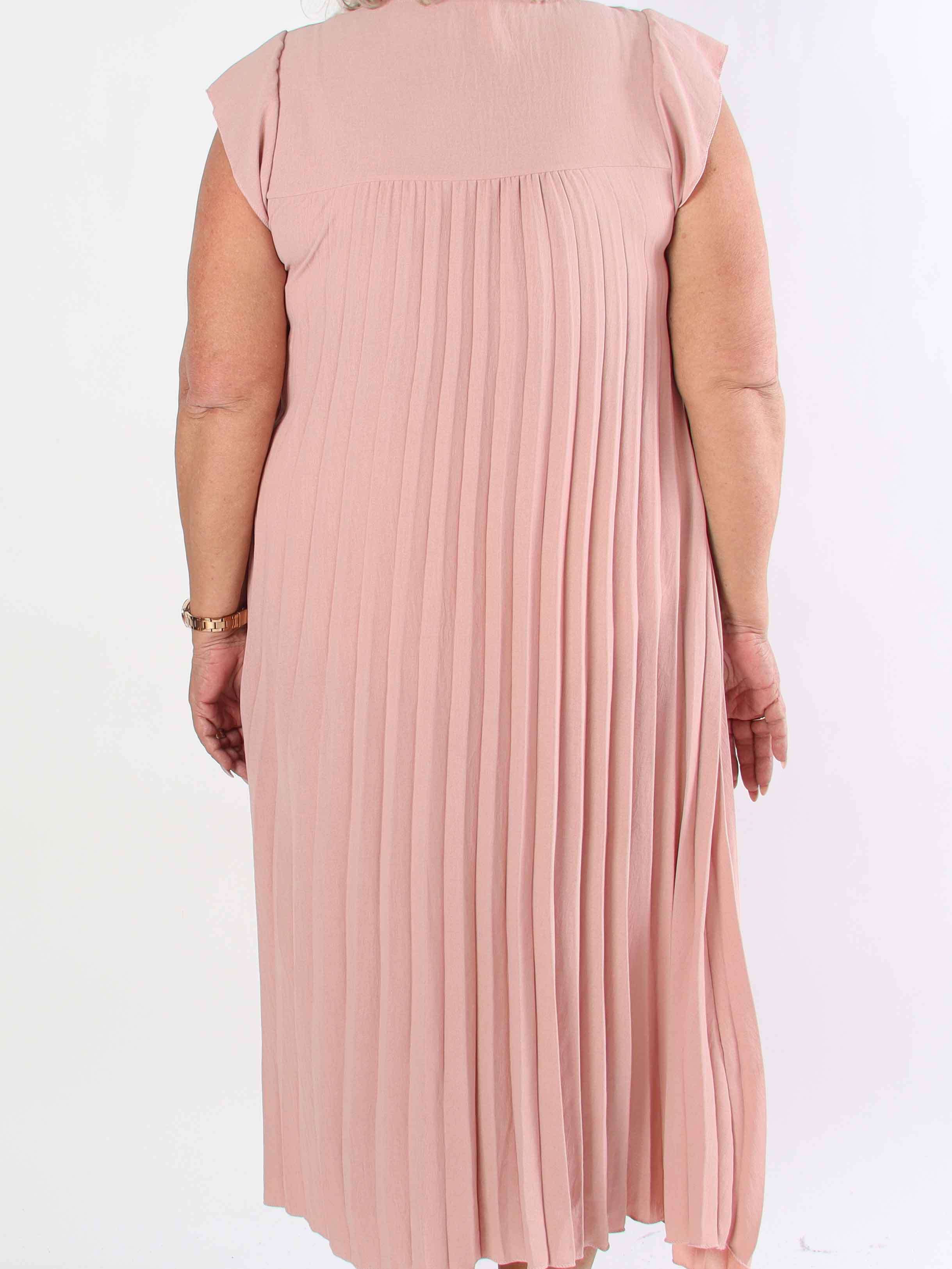 Nancy - Lång plus size klänning med veck och volangärmar