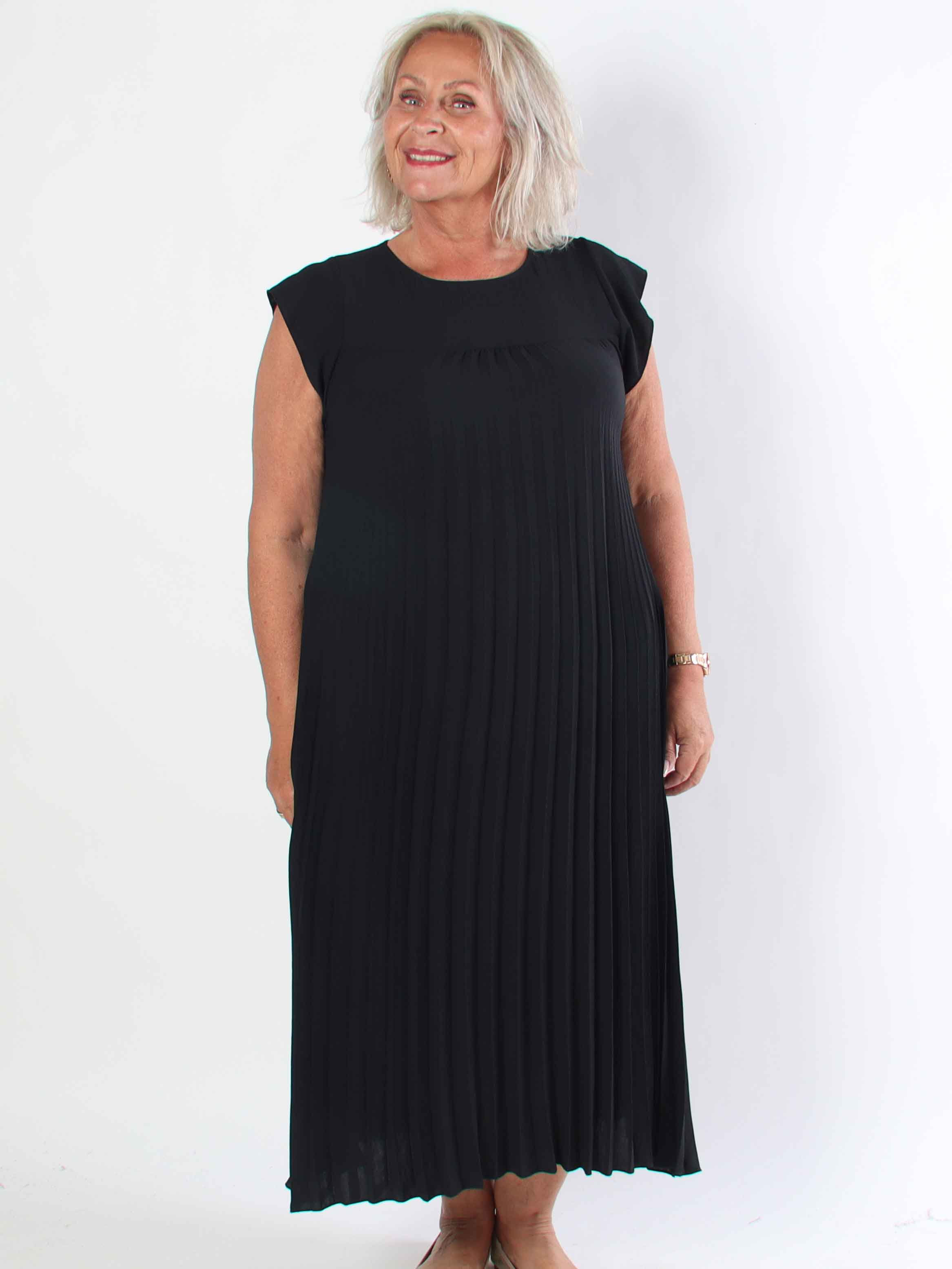 Nancy - Lång plus size klänning med veck och volangärmar