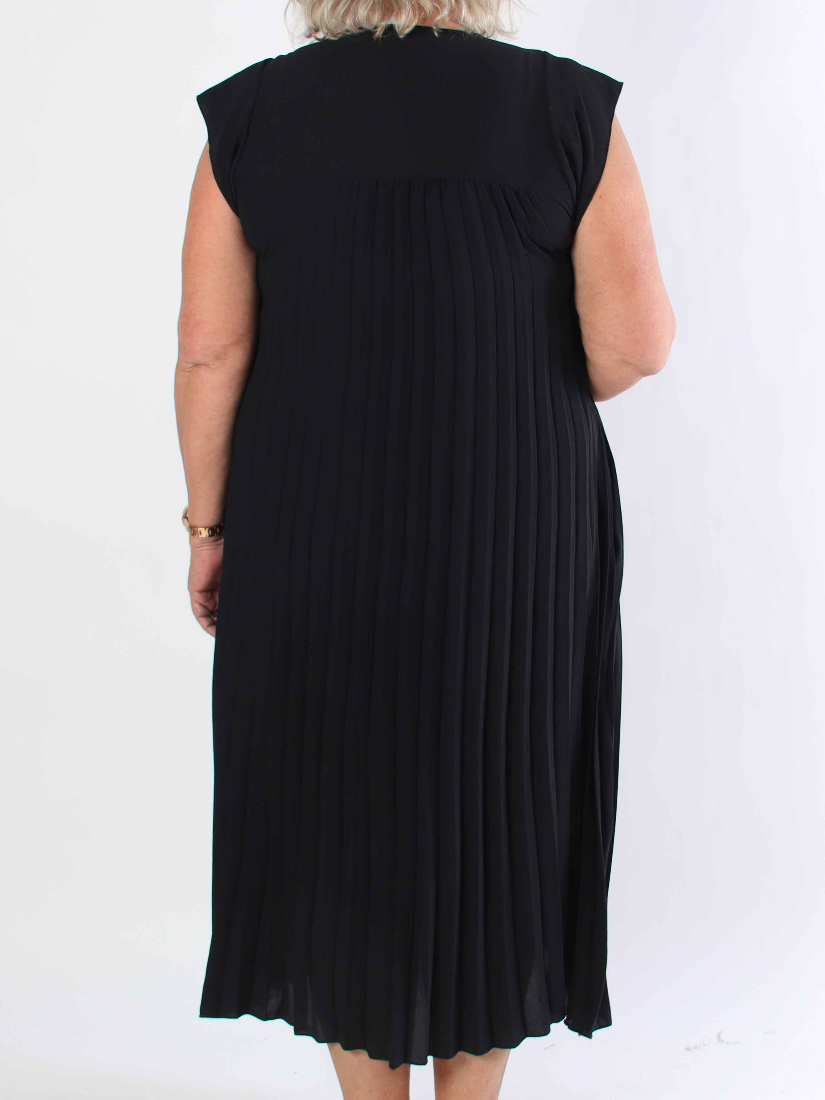 Nancy - Lång plus size klänning med veck och volangärmar