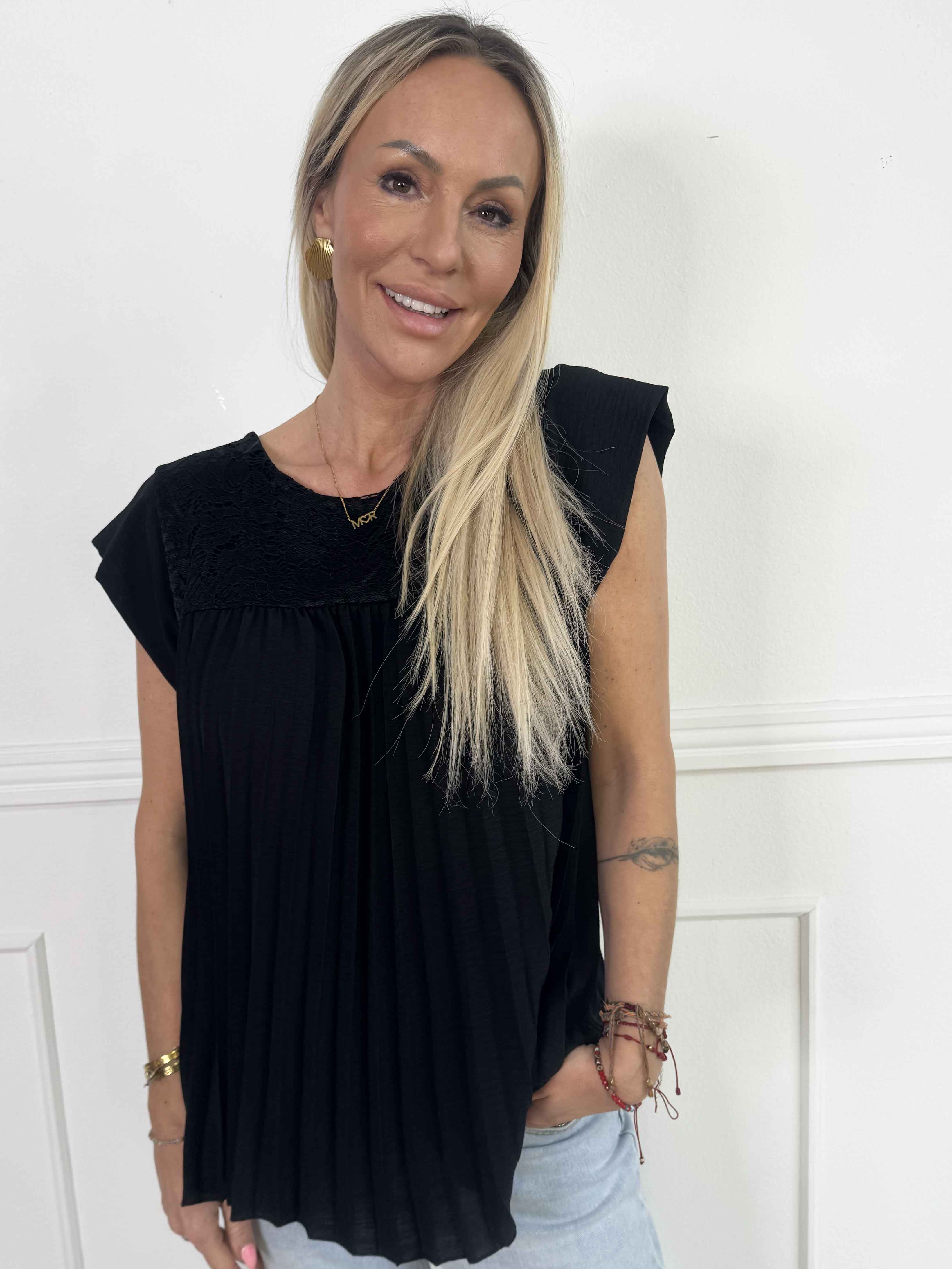 Nancy Lace Shirt - Sød tunika med plisseringer og blonde