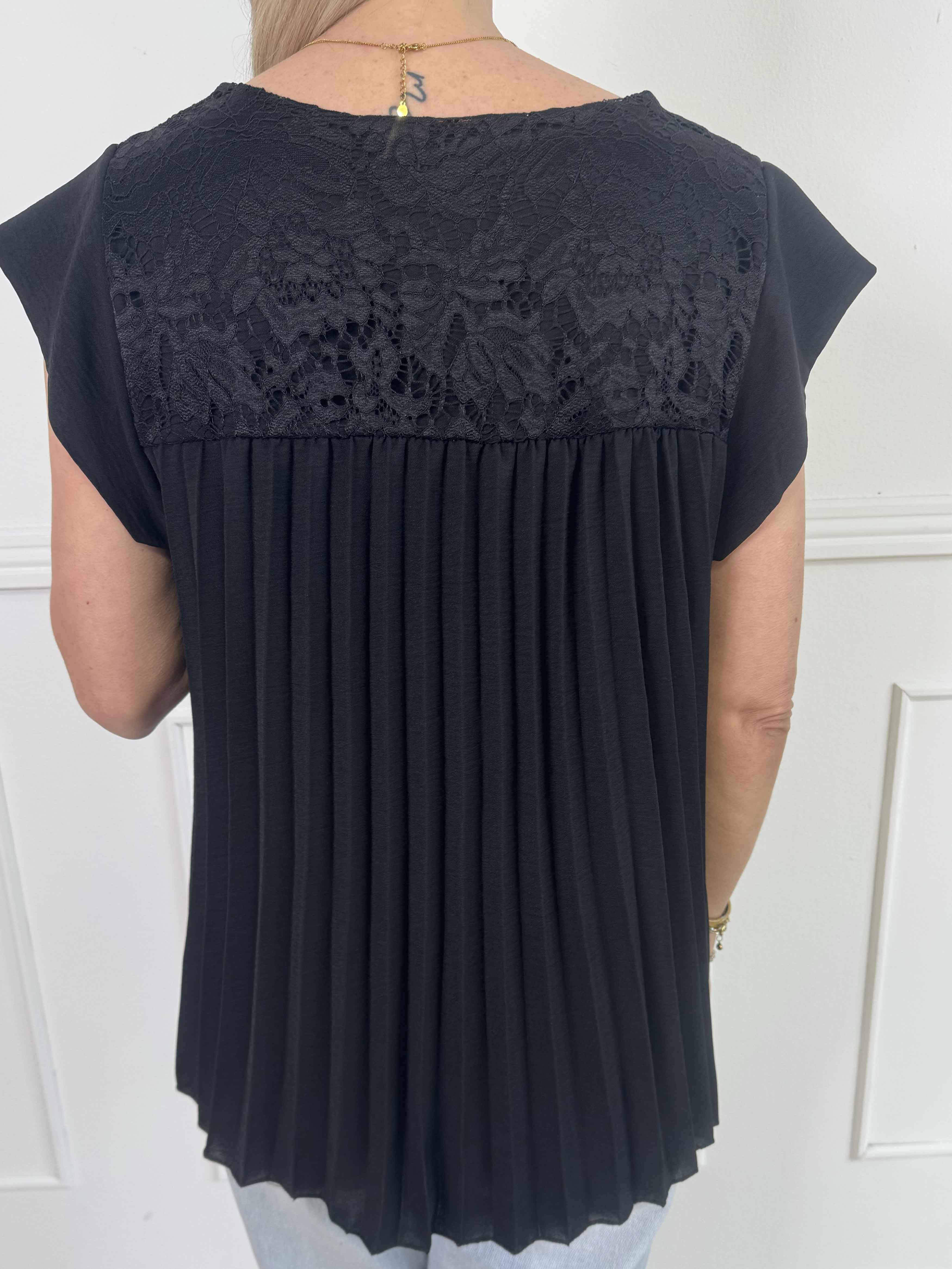 Nancy Lace Shirt - Sød tunika med plisseringer og blonde