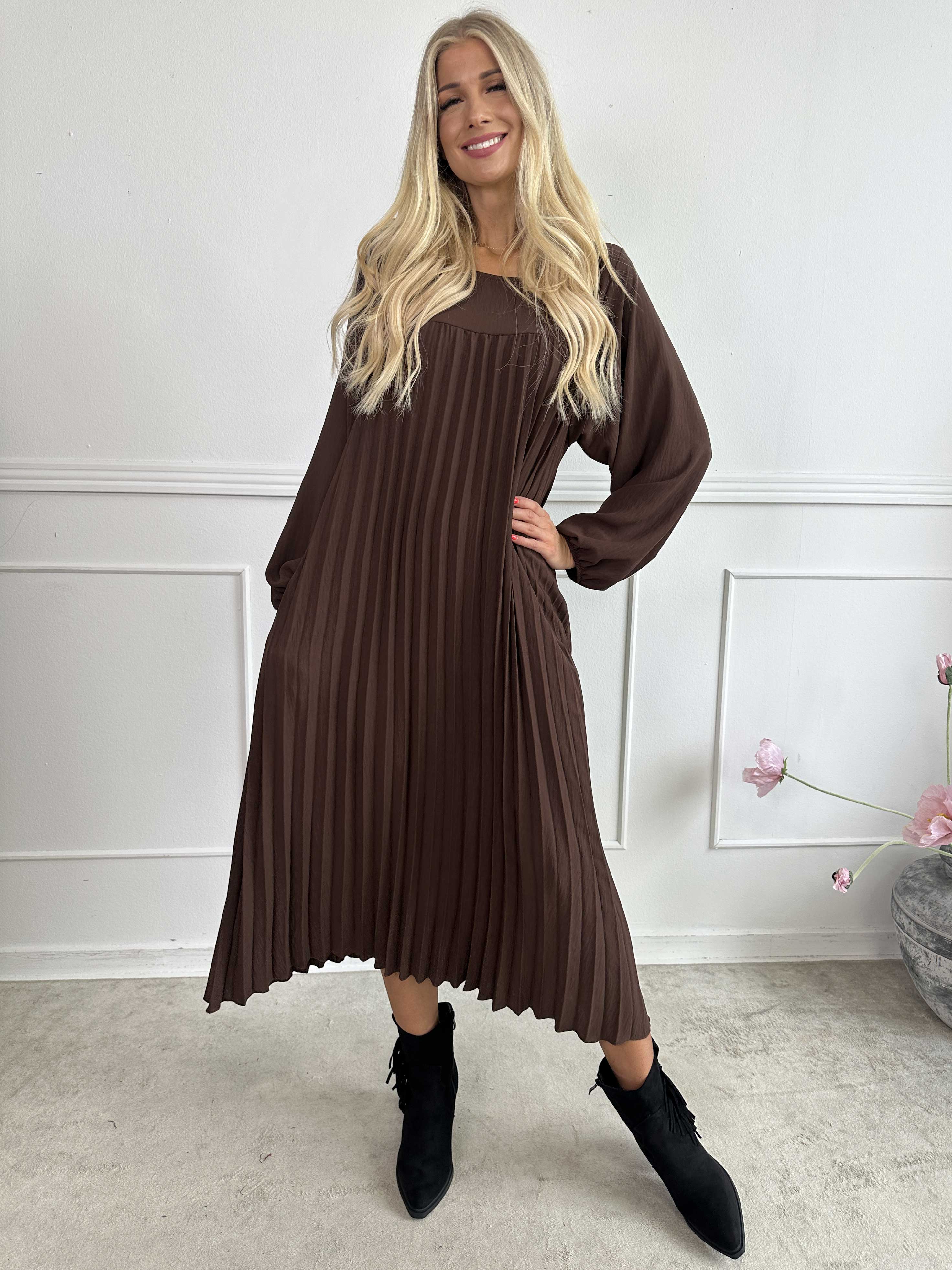 Nancy Long Sleeve - Lång klänning med plissering och fickor