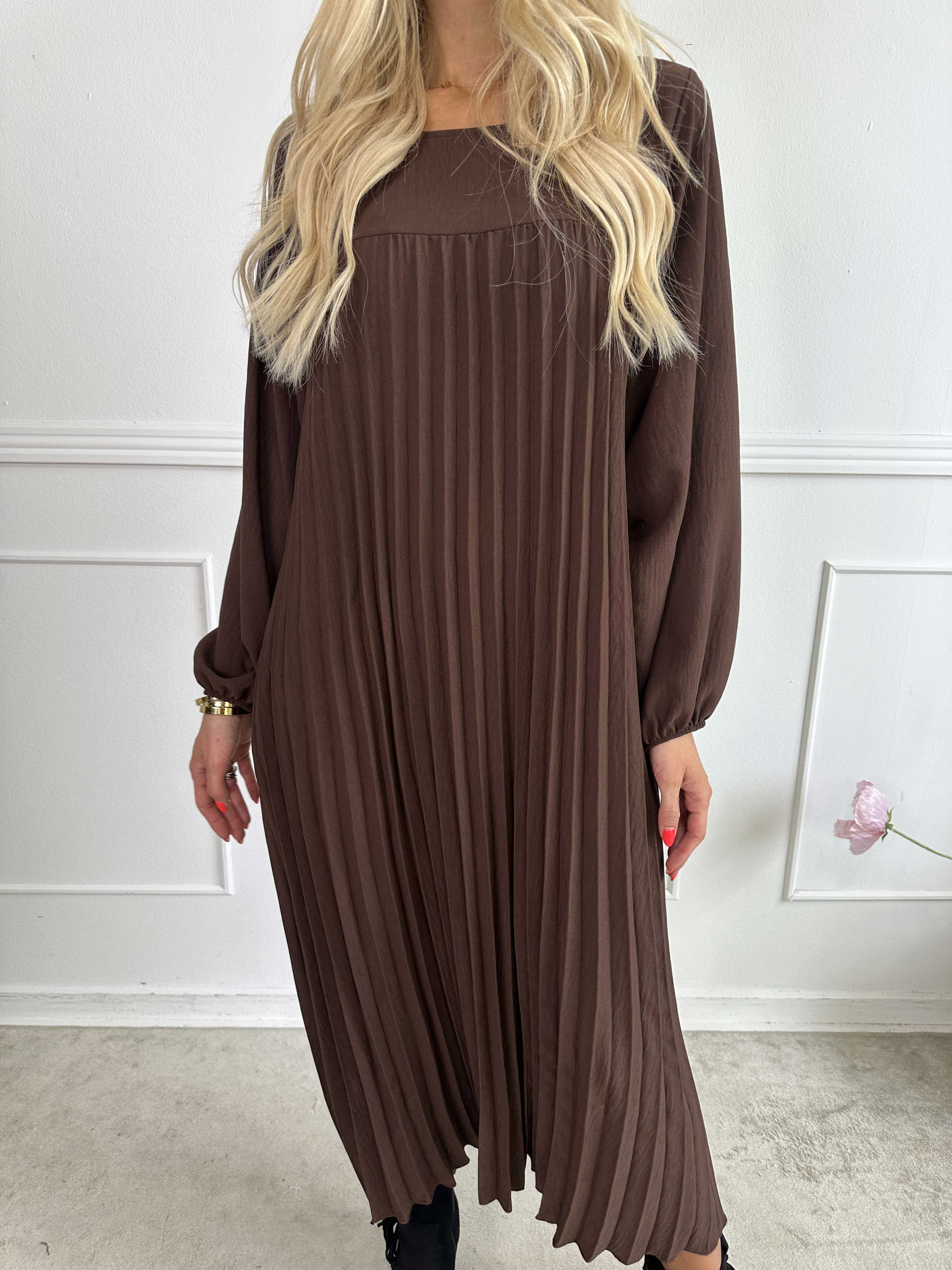 Nancy Long Sleeve - Lång klänning med plissering och fickor