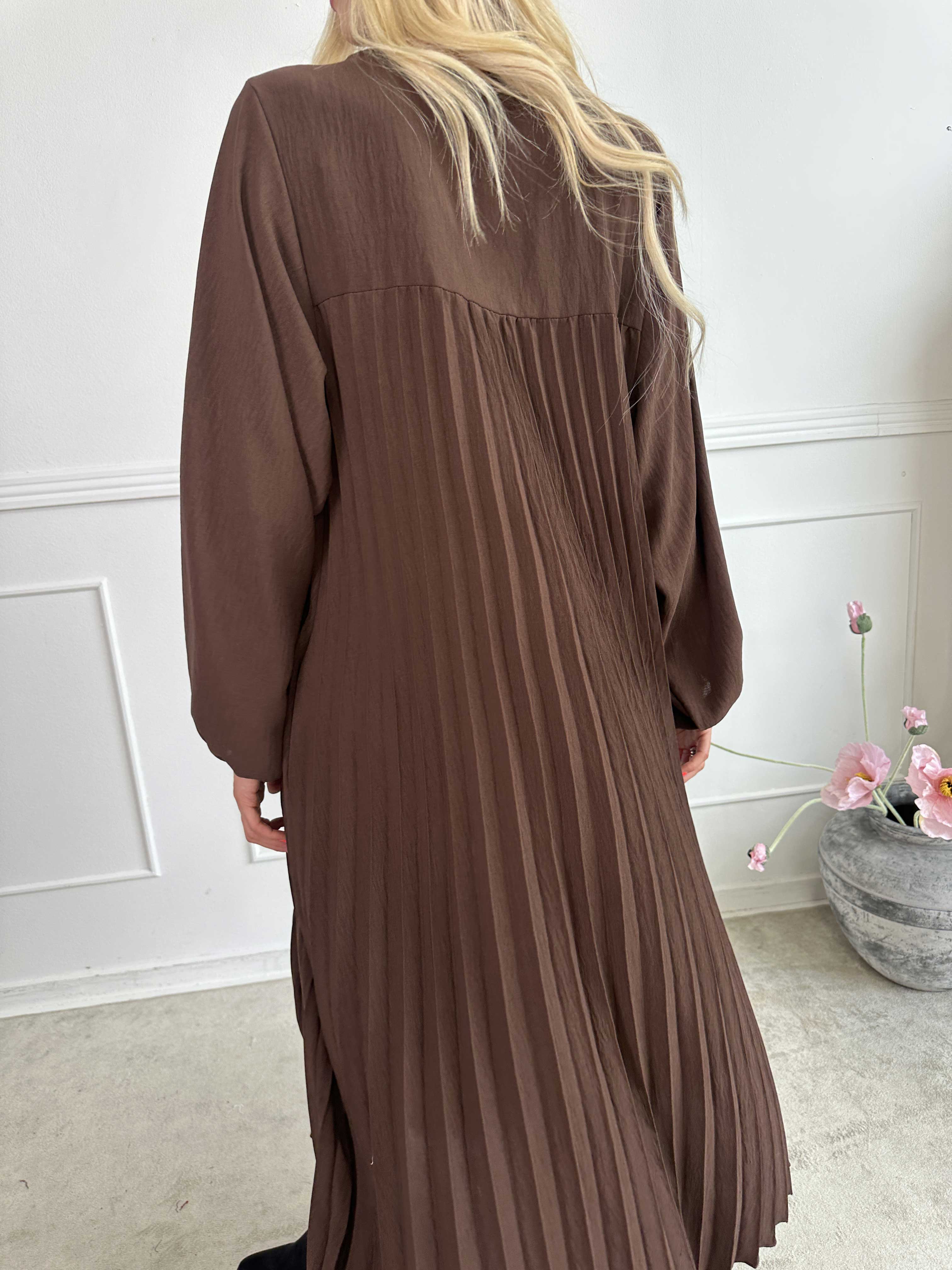 Nancy Long Sleeve - Lång klänning med plissering och fickor