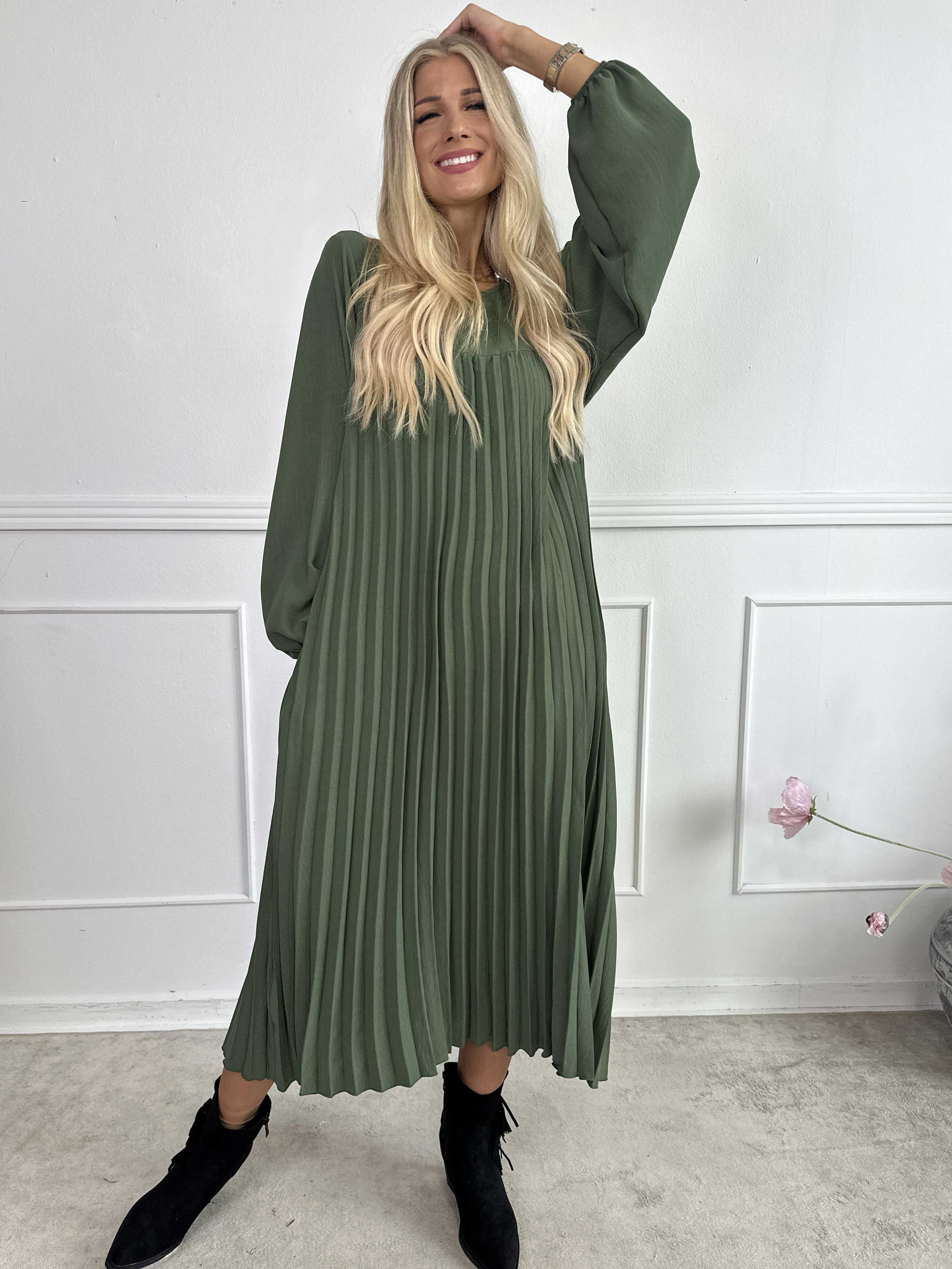 Nancy Long Sleeve - Lång klänning med plissering och fickor