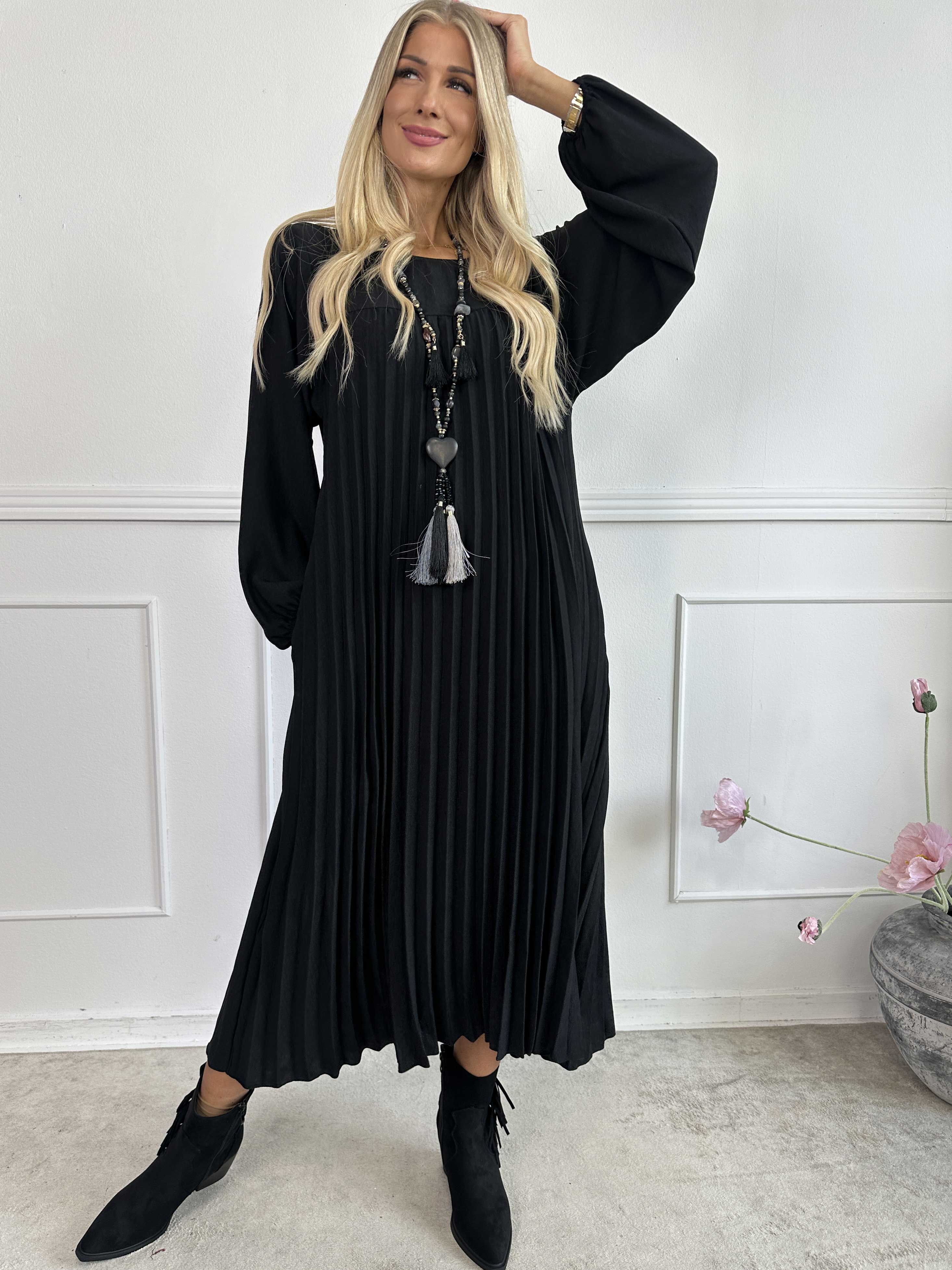 Nancy Long Sleeve - Lång klänning med plissering och fickor