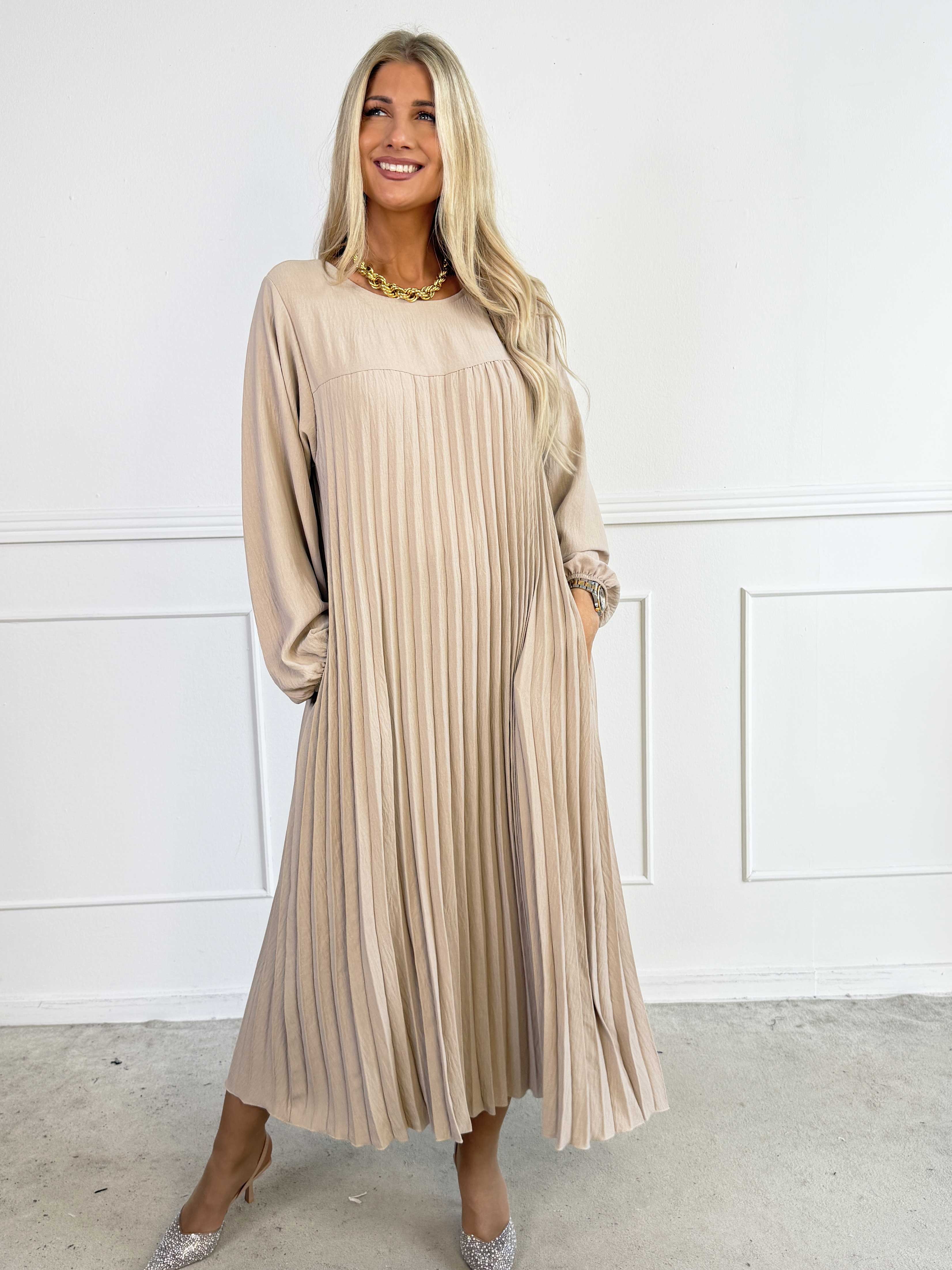 Nancy Long Sleeve - Lång klänning med plissering och fickor