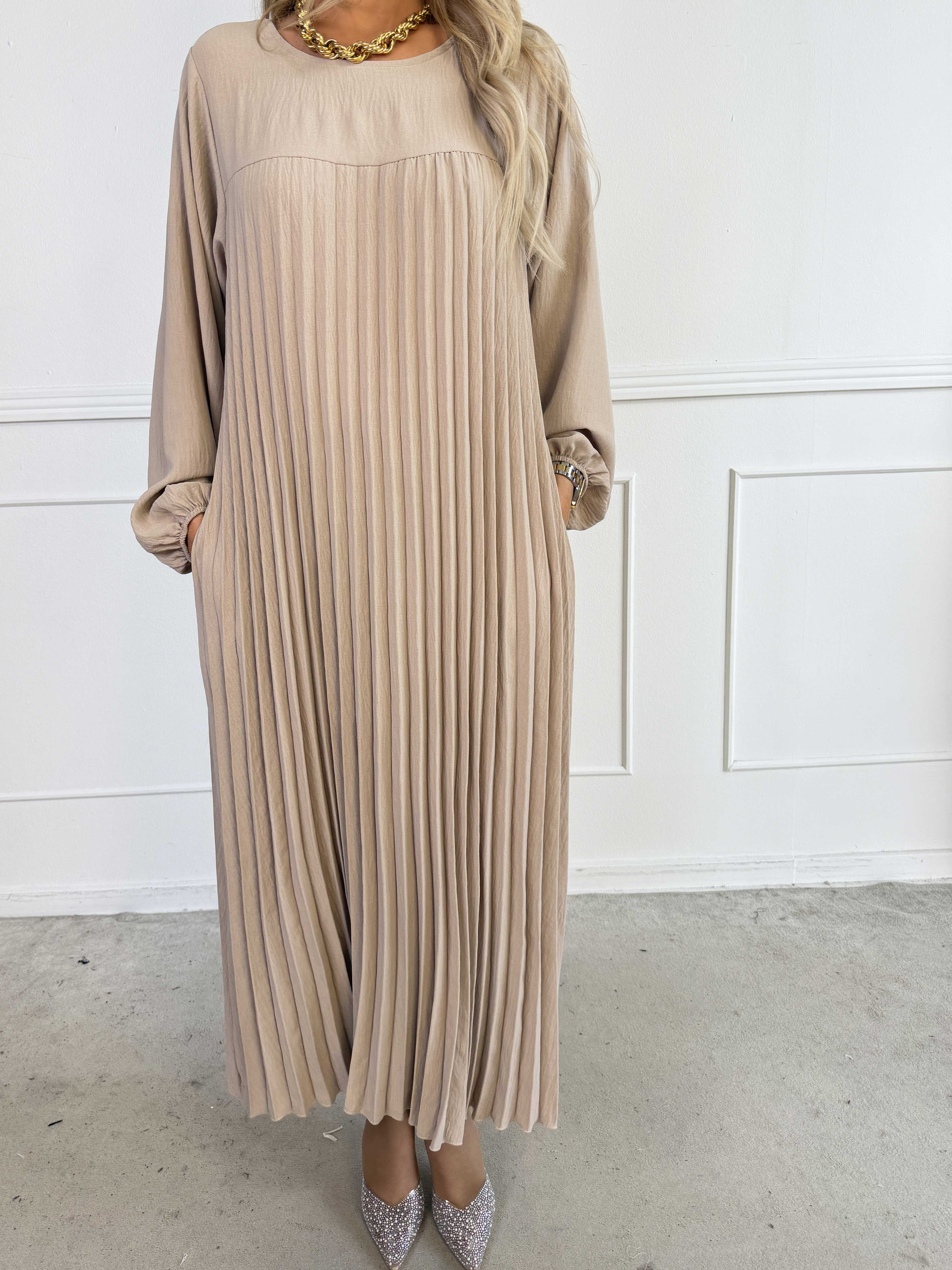 Nancy Long Sleeve - Lång klänning med plissering och fickor
