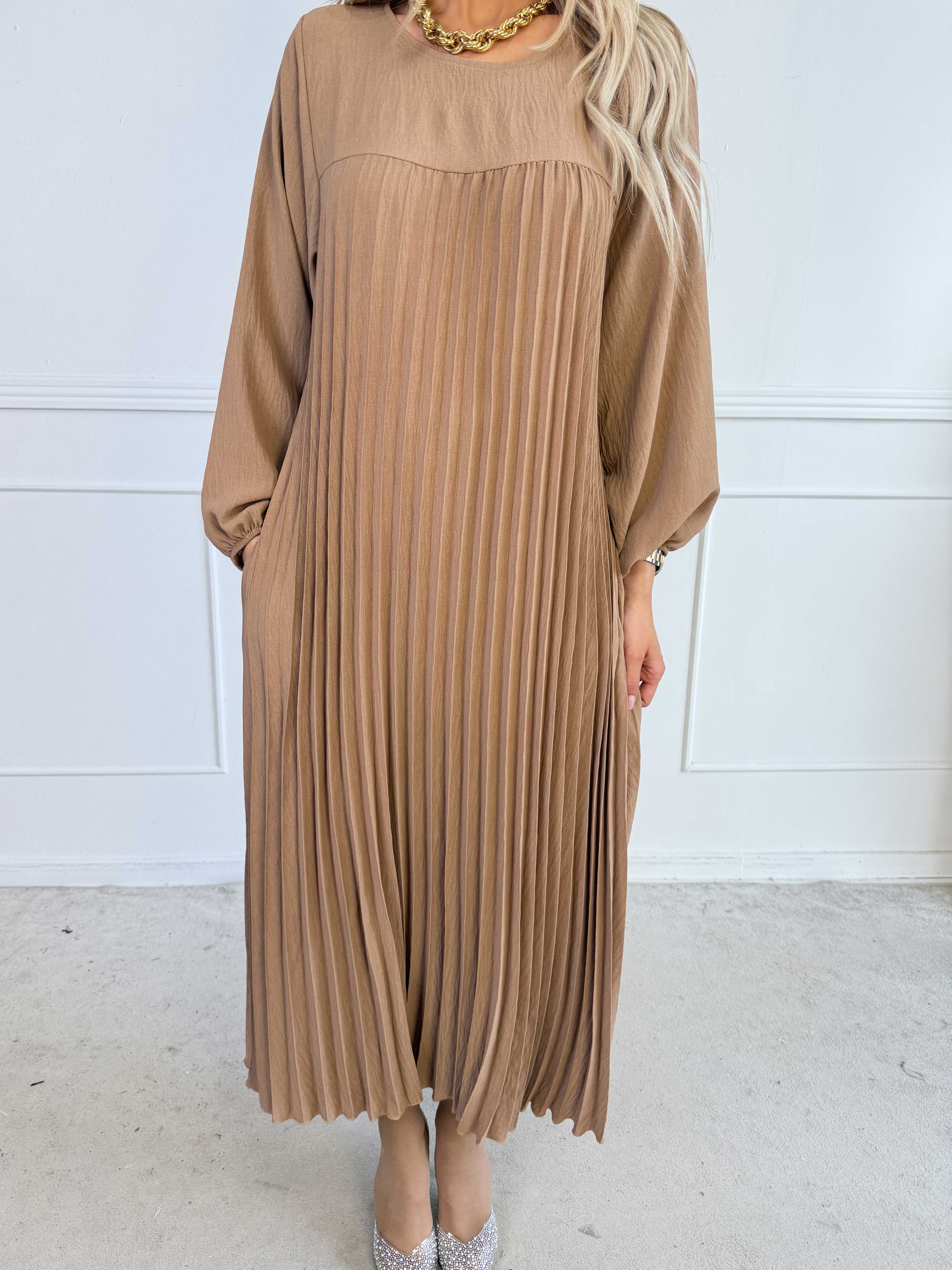 Nancy Long Sleeve - Lång klänning med plissering och fickor