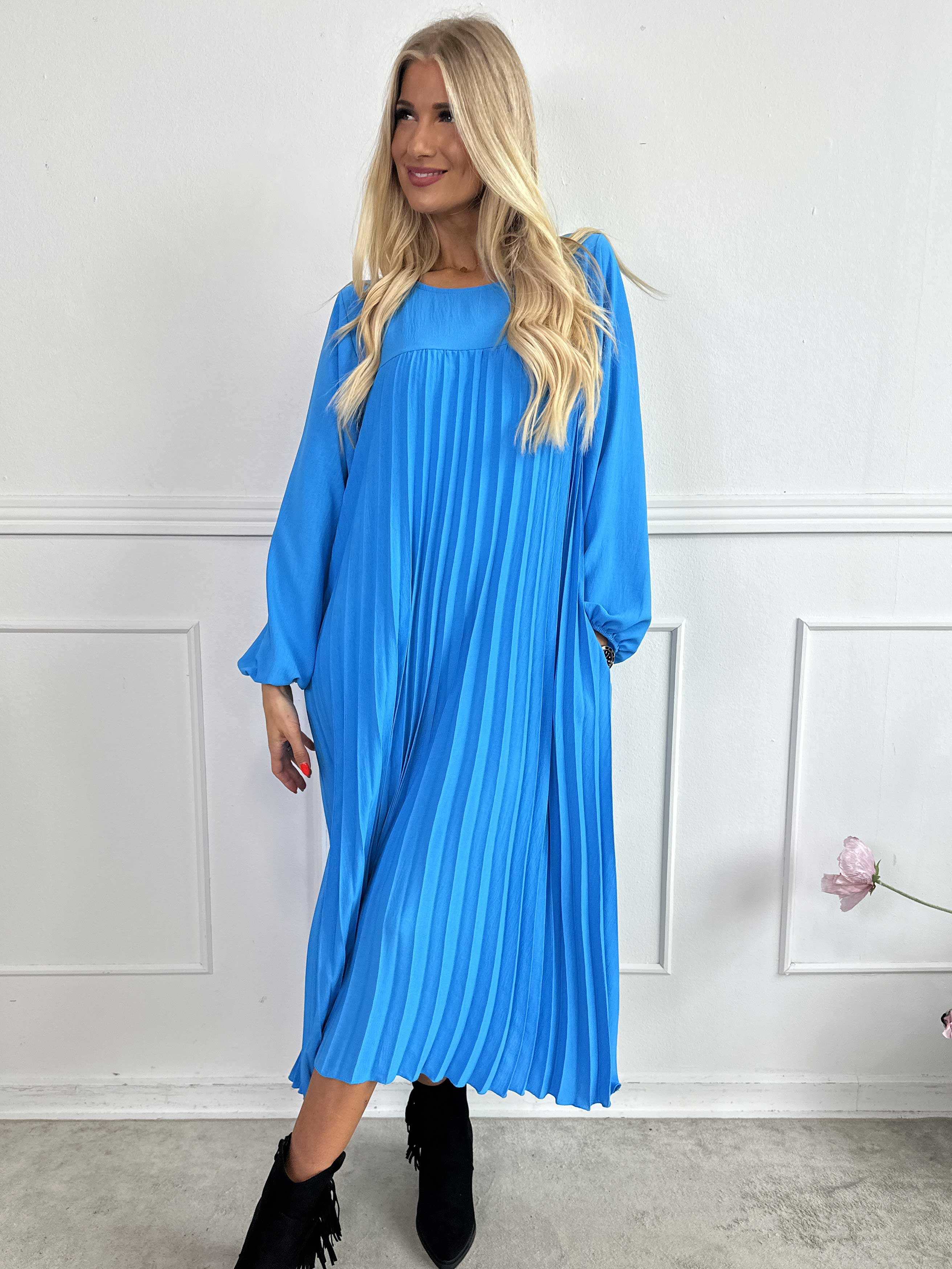 Nancy Long Sleeve - Lång klänning med plissering och fickor