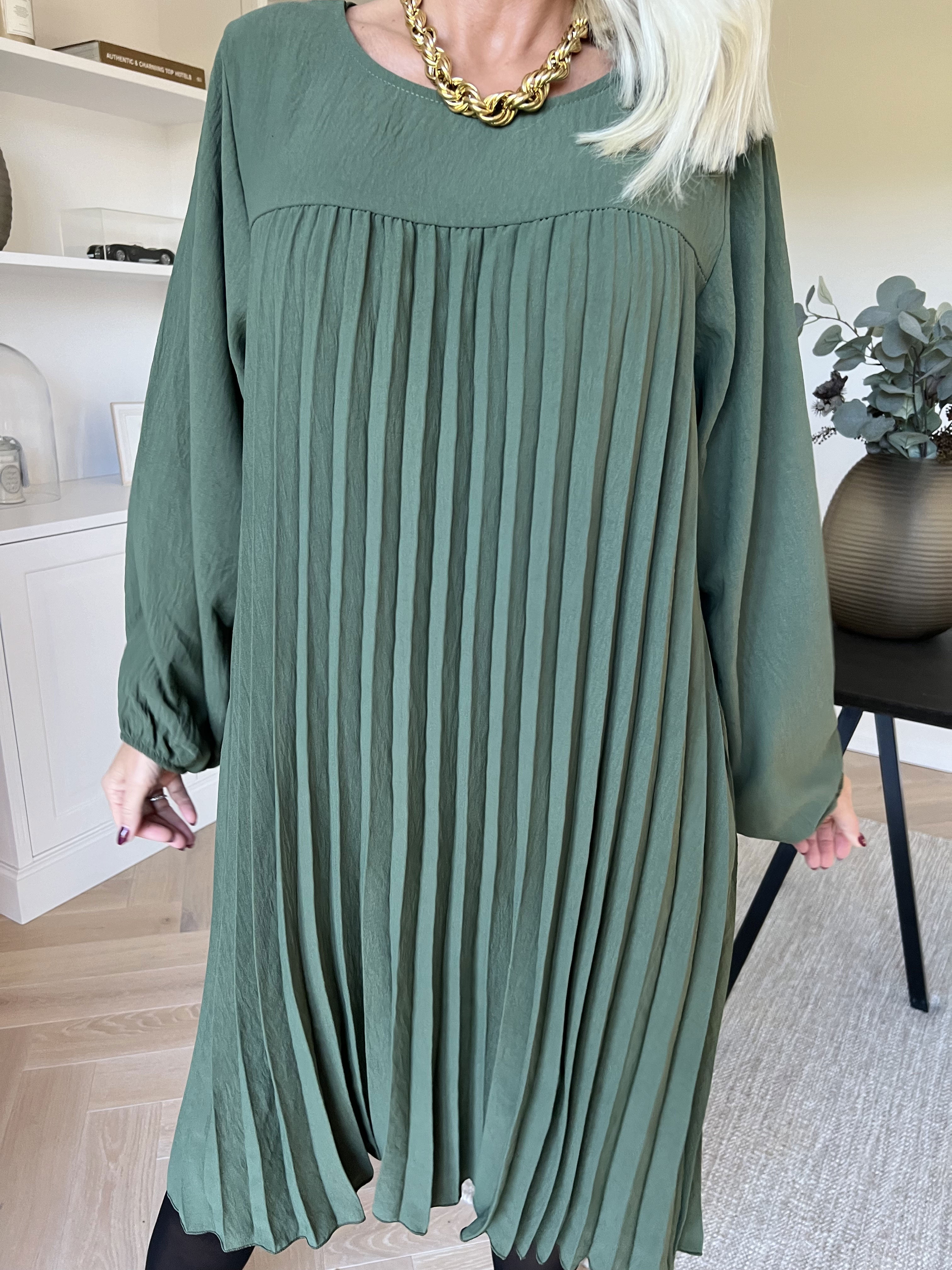 Nancy Short L/S - Klänning med plissering och fickor