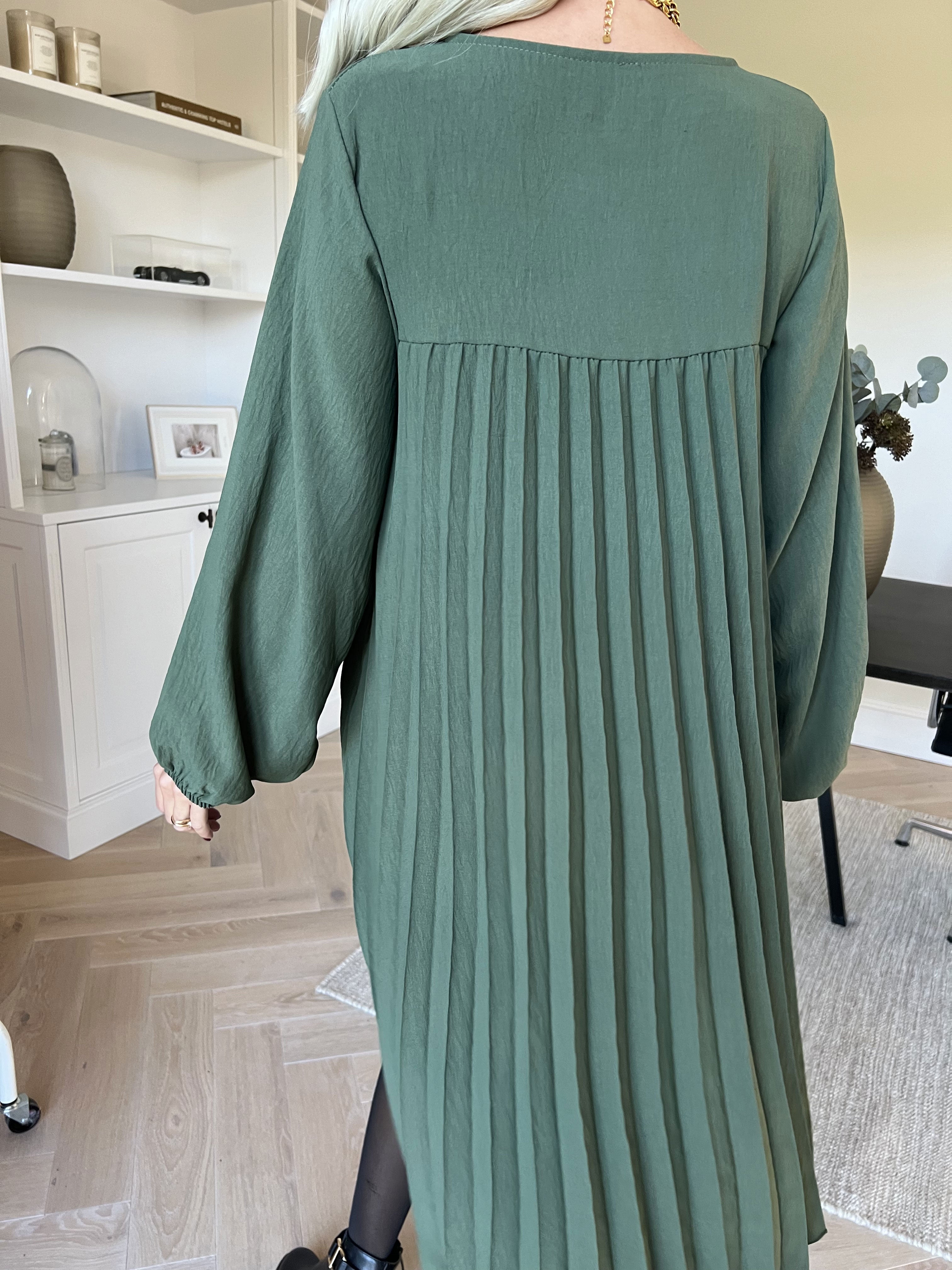 Nancy Short L/S - Klänning med plissering och fickor