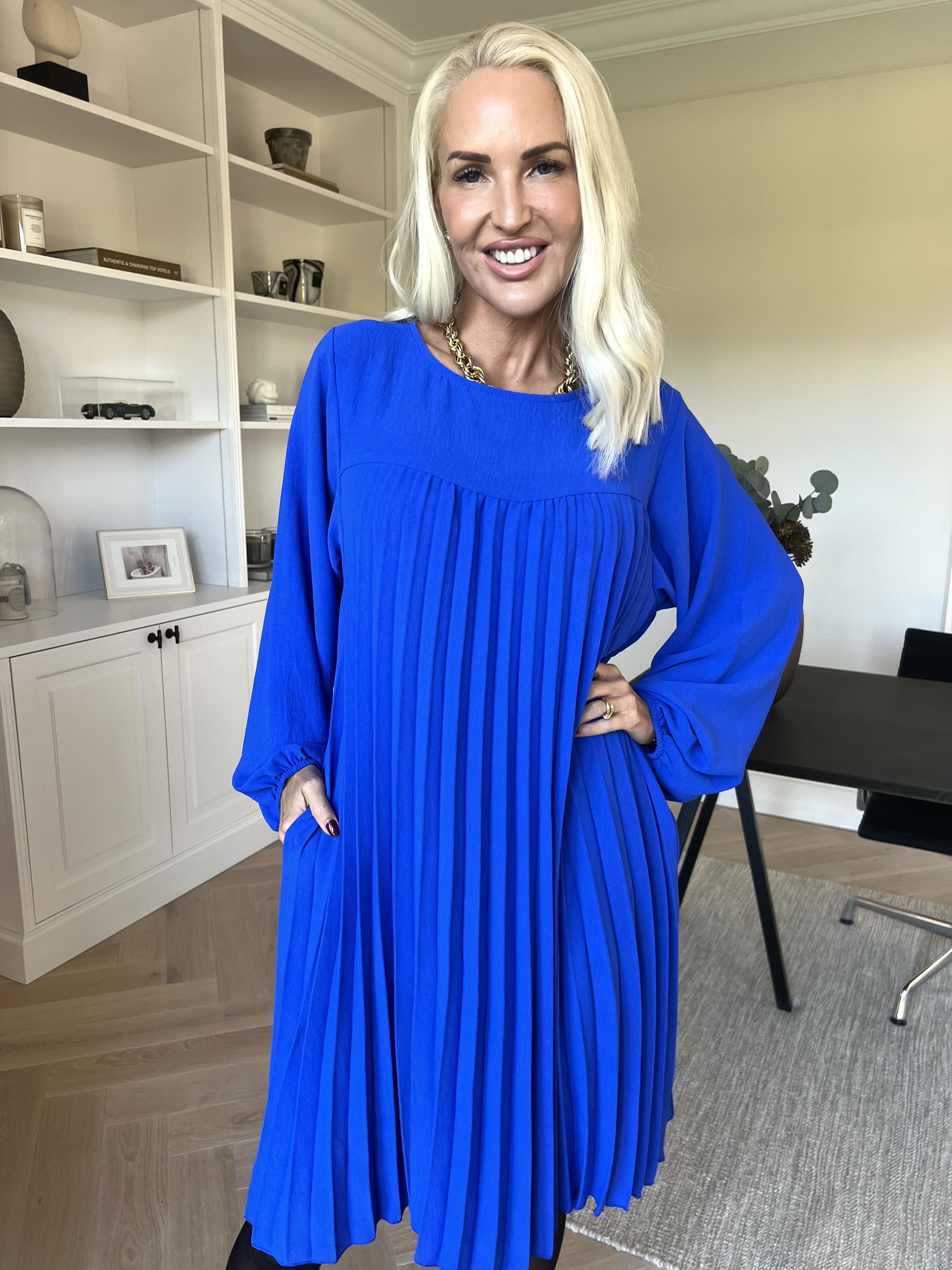 Nancy Short L/S - Klänning med plissering och fickor