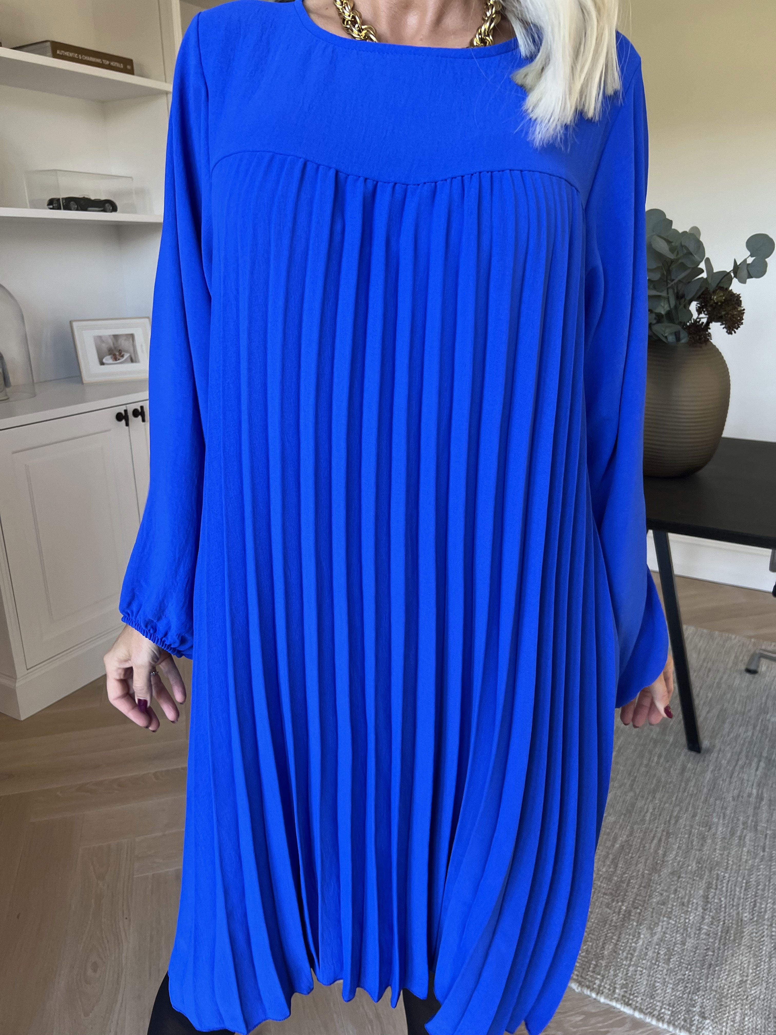 Nancy Short L/S - Klänning med plissering och fickor