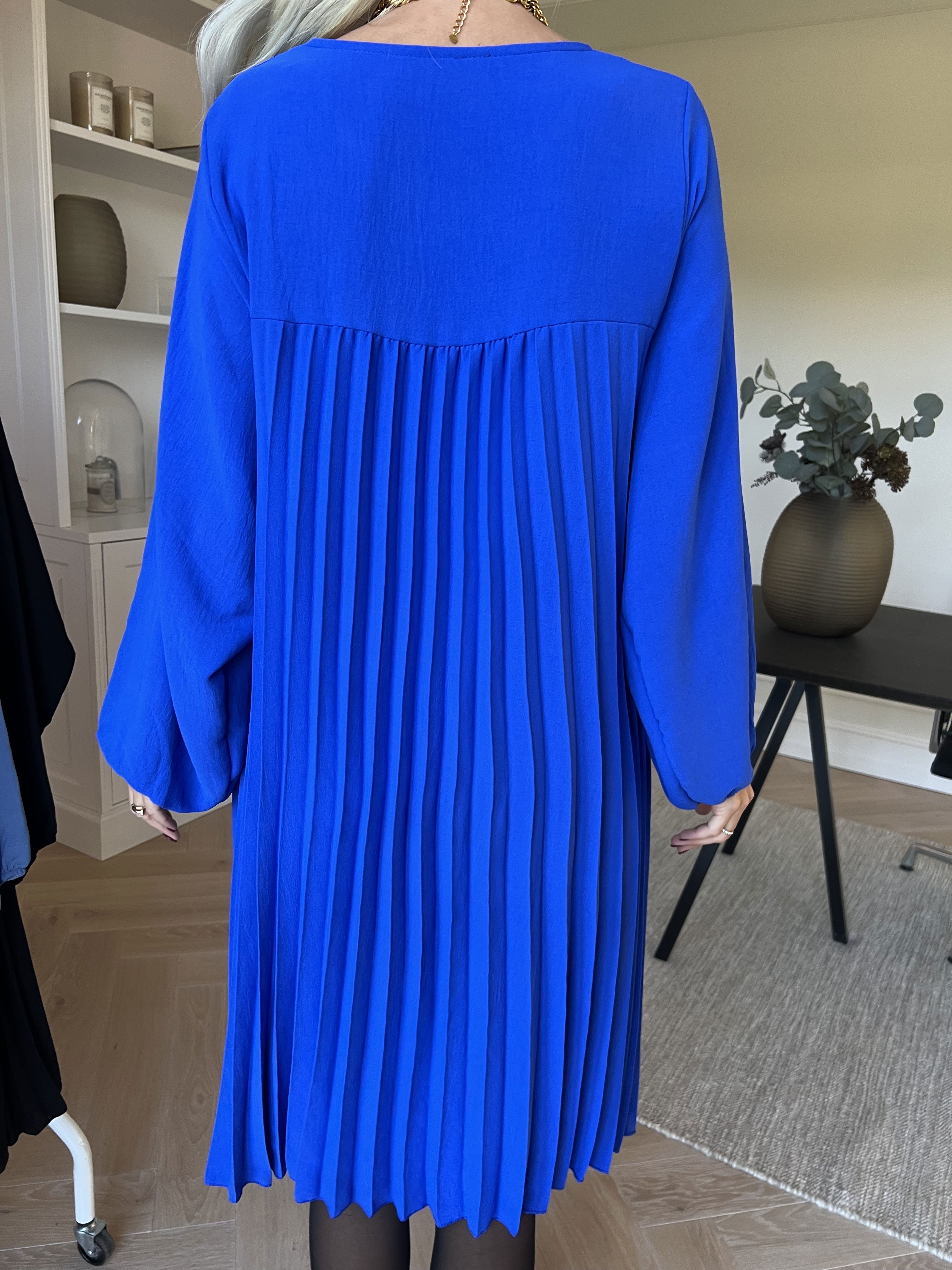 Nancy Short L/S - Klänning med plissering och fickor