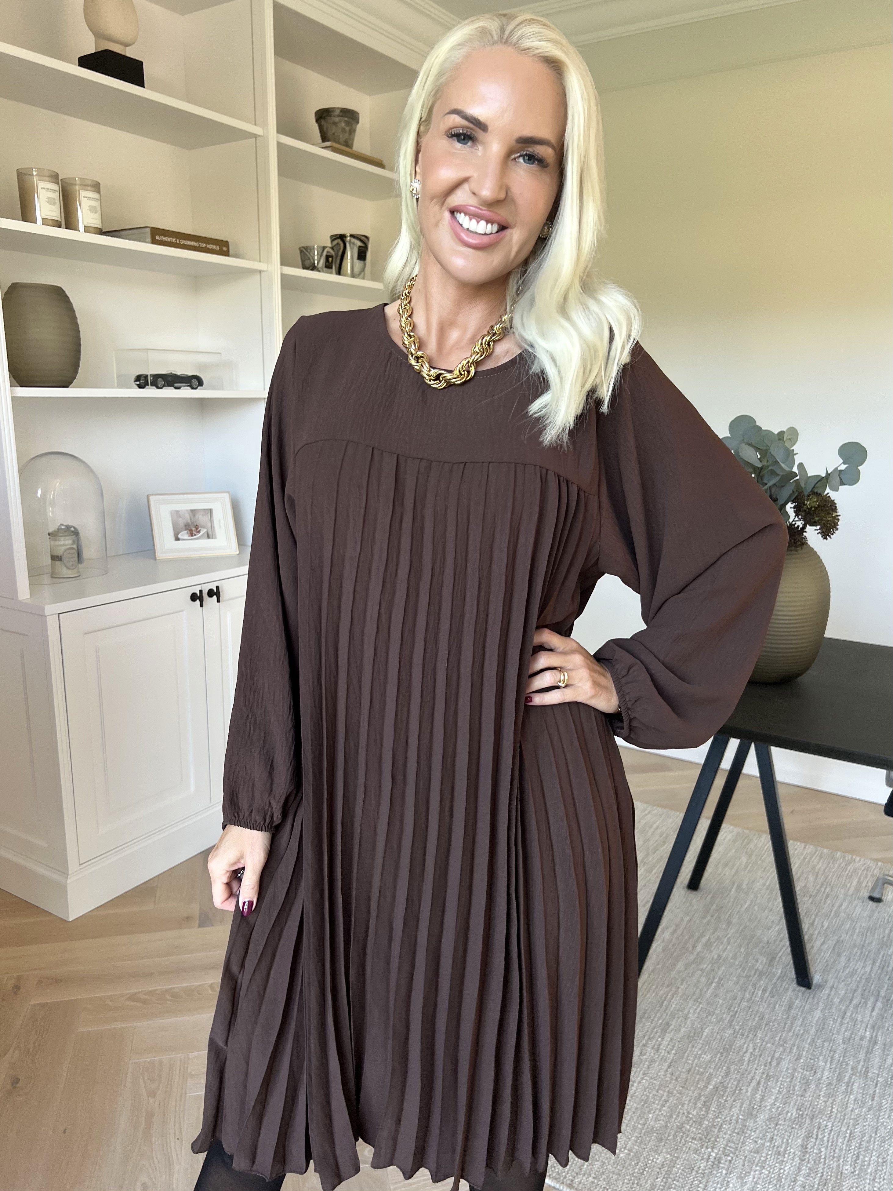 Nancy Short L/S - Klänning med plissering och fickor