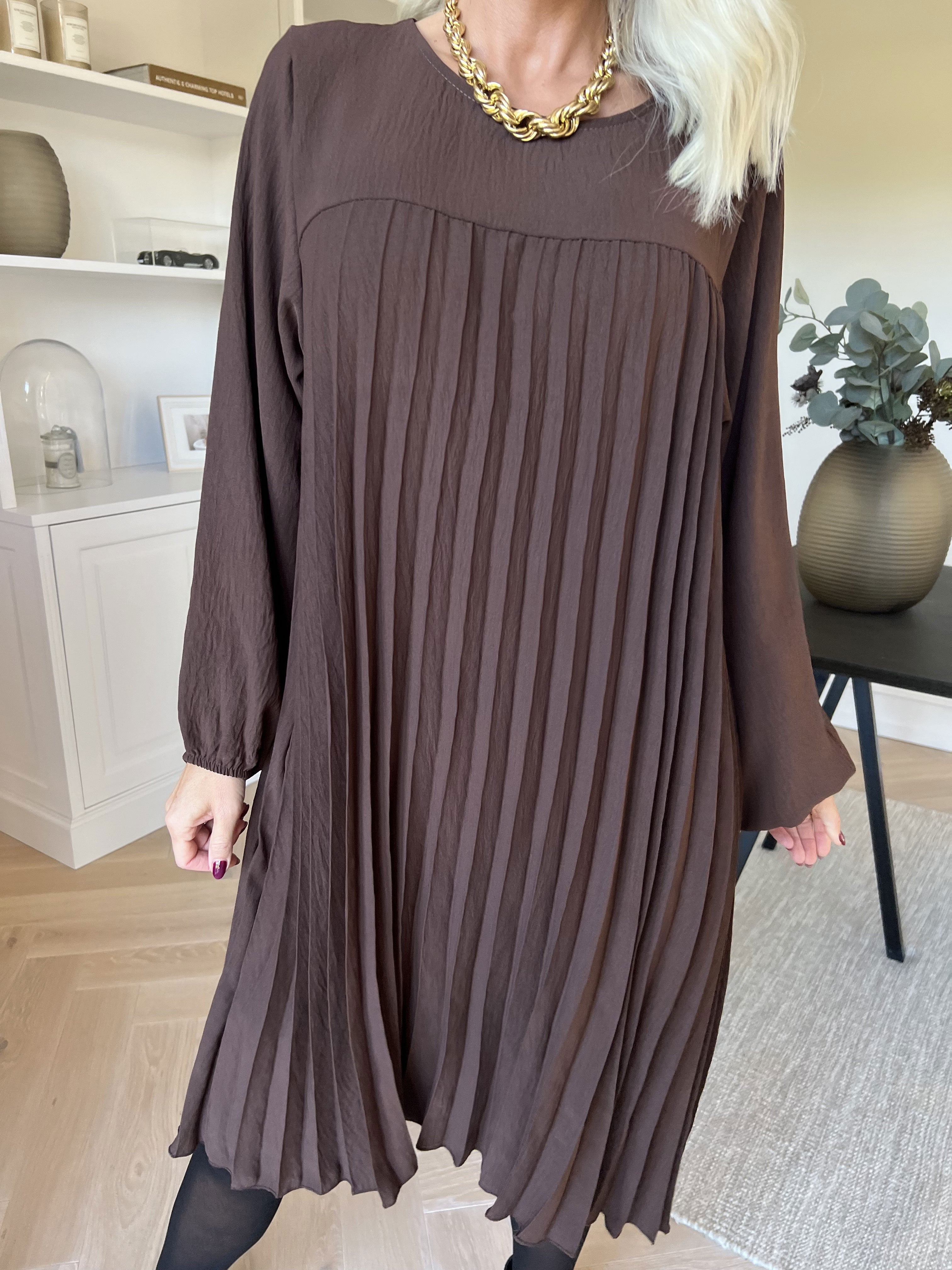 Nancy Short L/S - Klänning med plissering och fickor