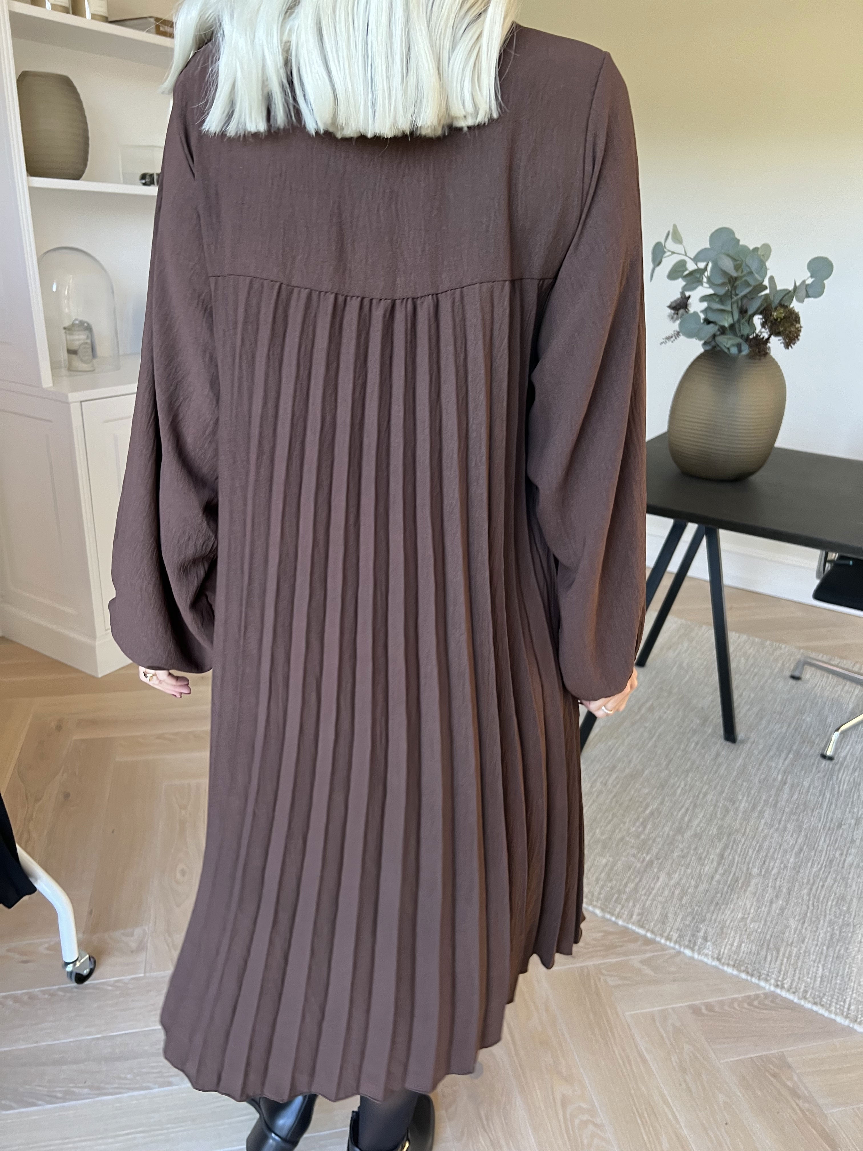 Nancy Short L/S - Klänning med plissering och fickor