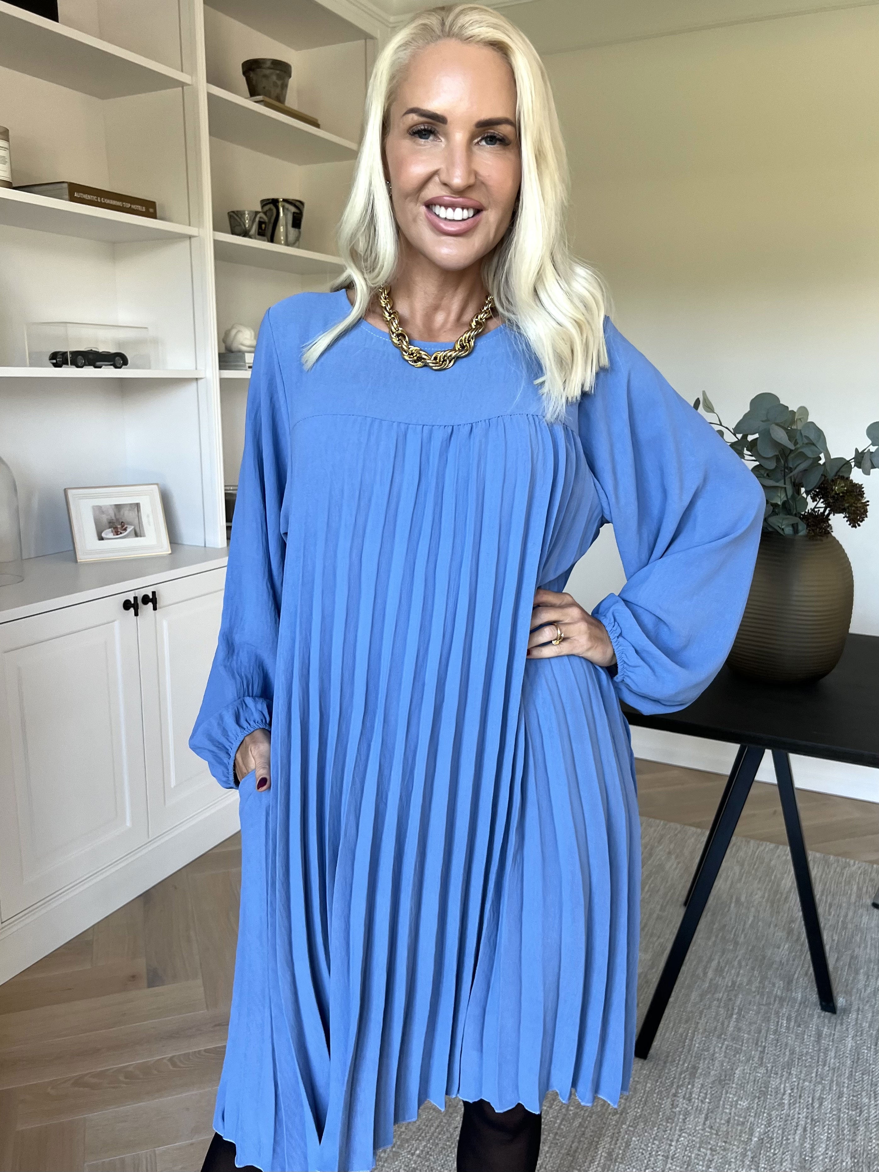 Nancy Short L/S - Klänning med plissering och fickor