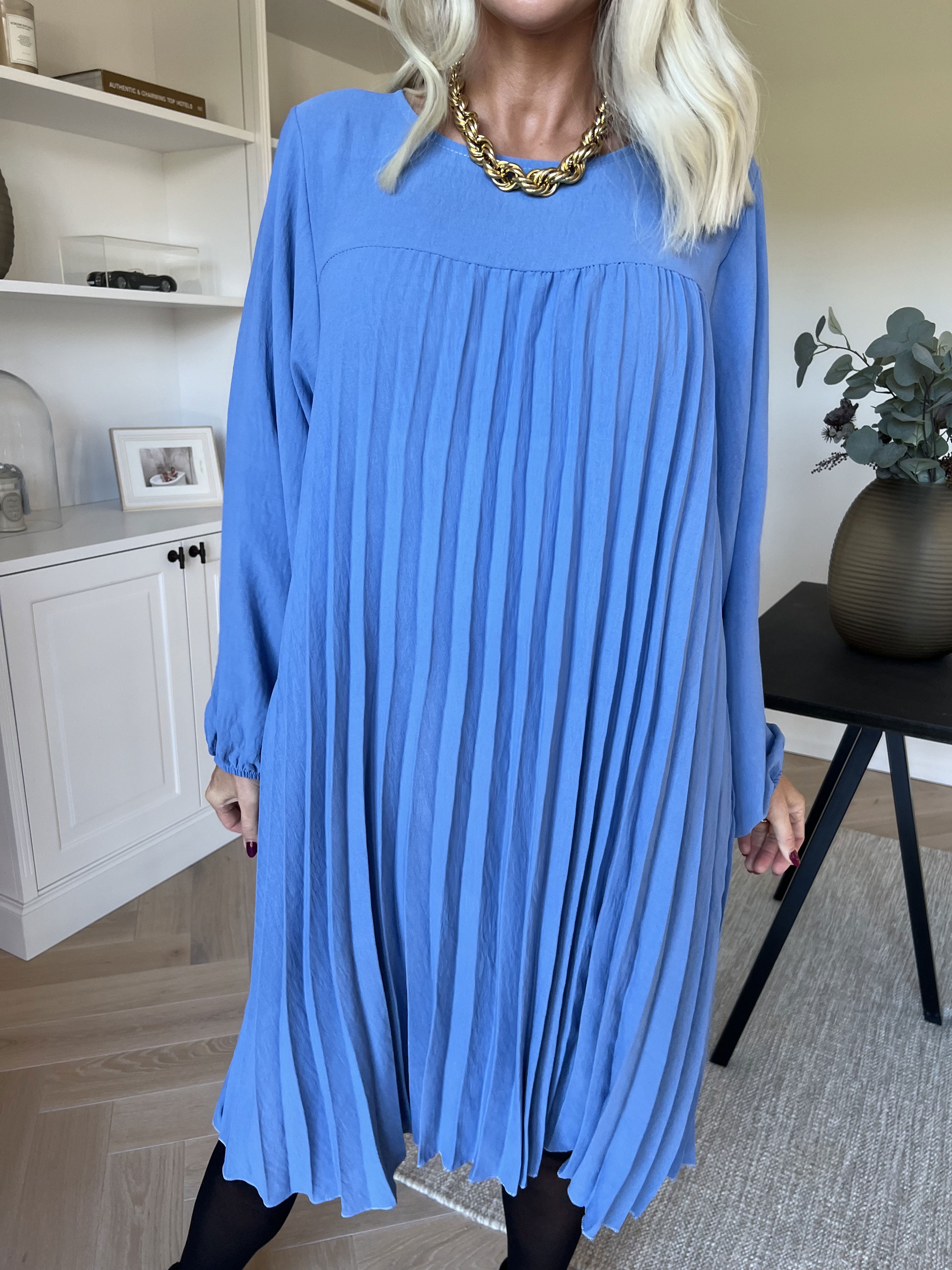 Nancy Short L/S - Klänning med plissering och fickor