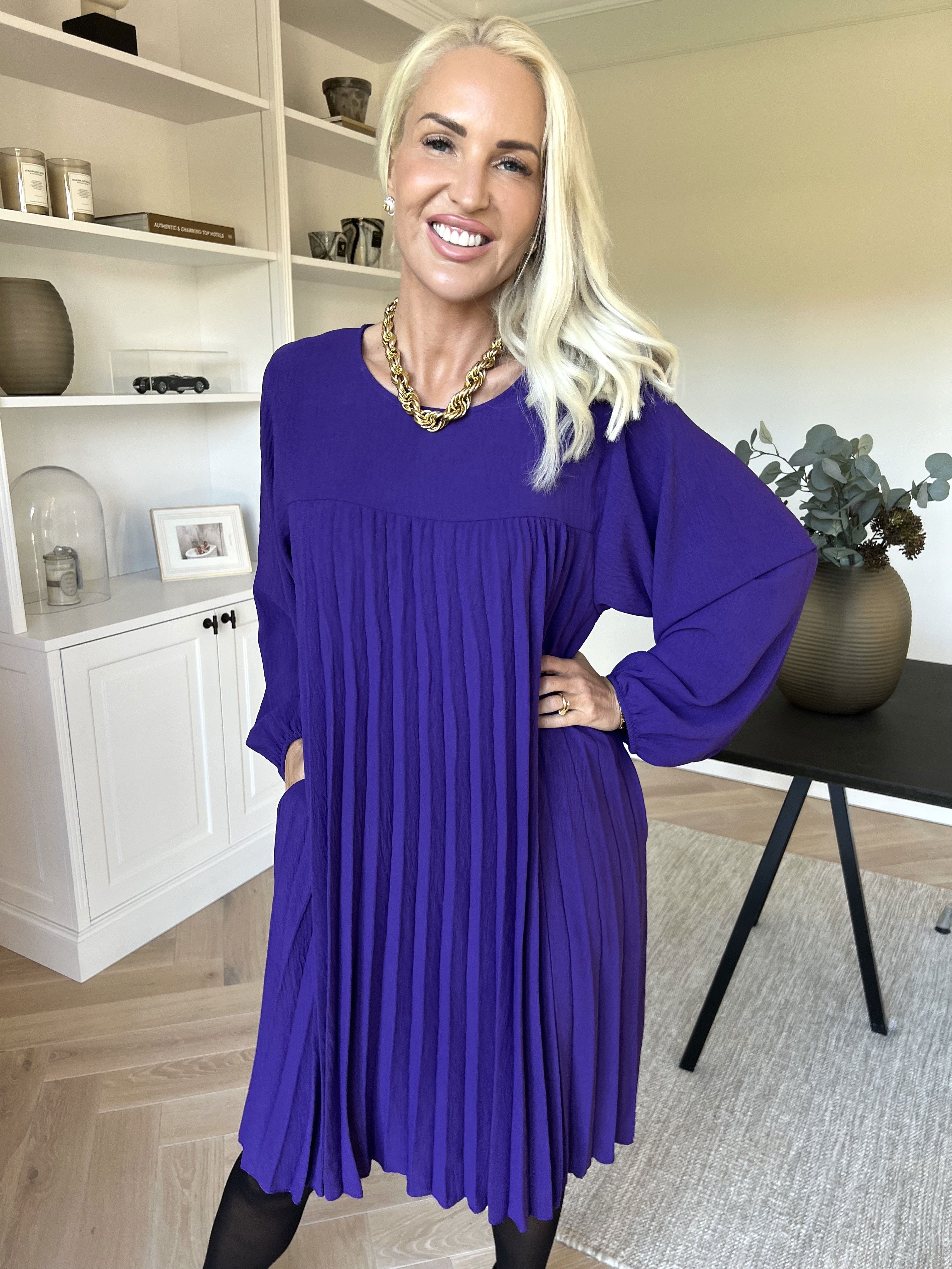 Nancy Short L/S - Klänning med plissering och fickor