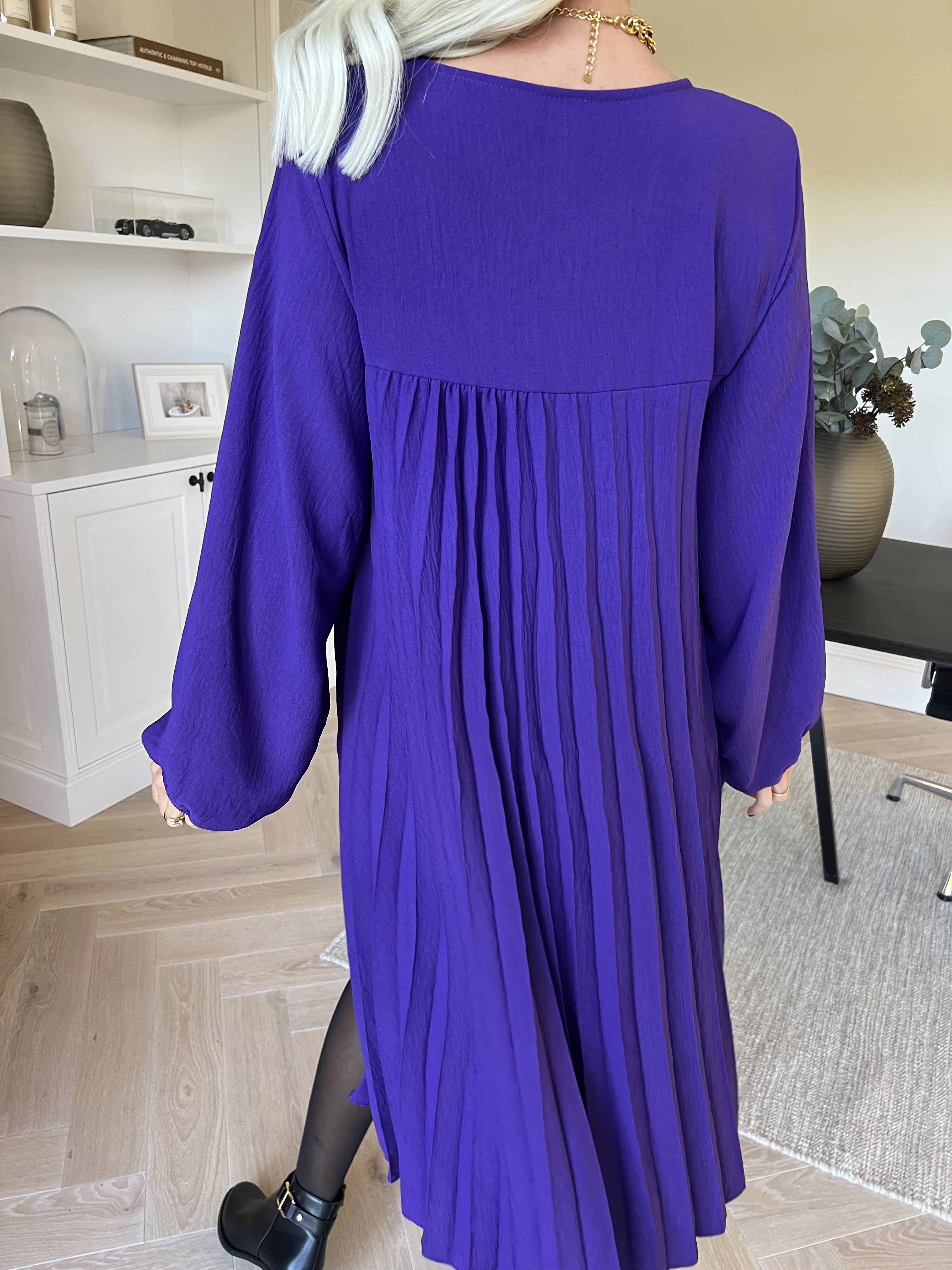 Nancy Short L/S - Klänning med plissering och fickor