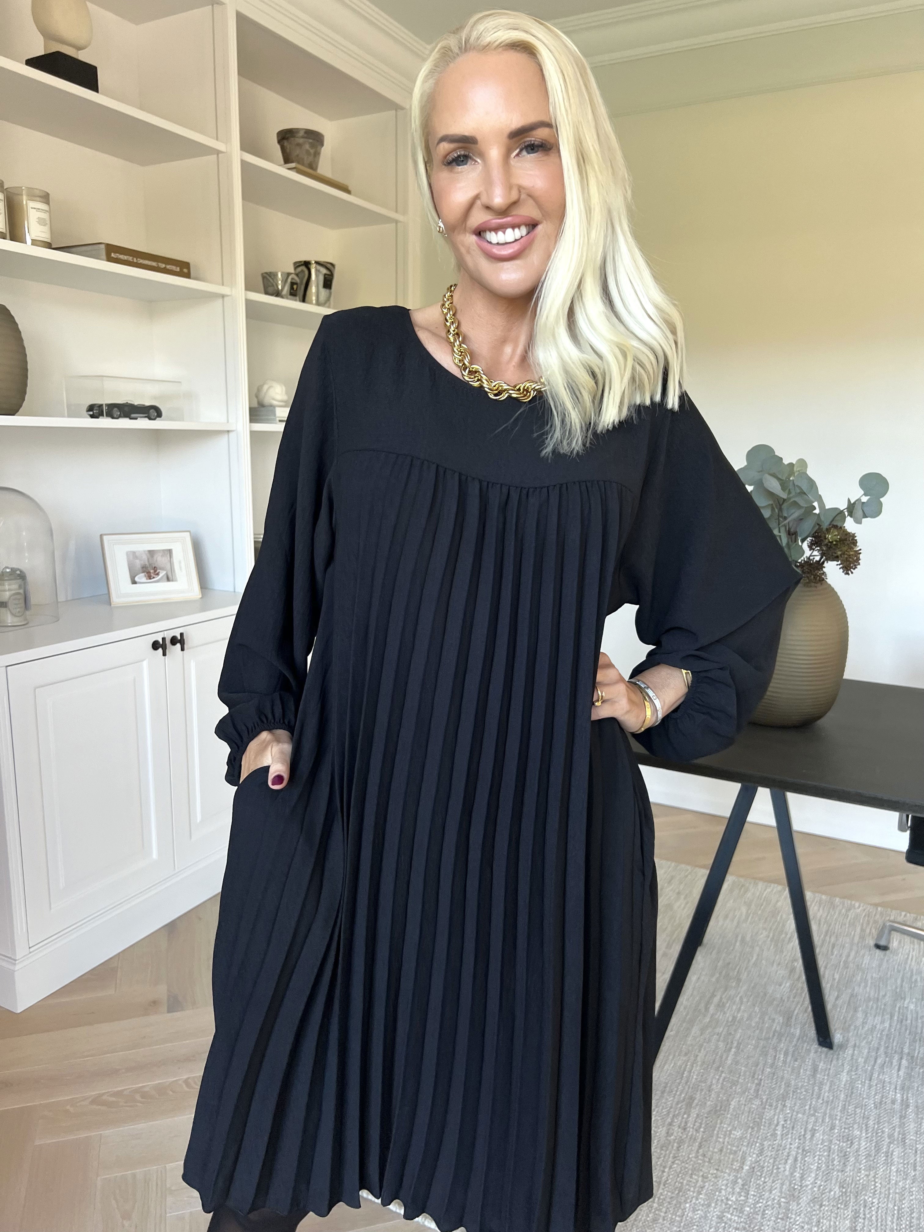 Nancy Short L/S - Klänning med plissering och fickor