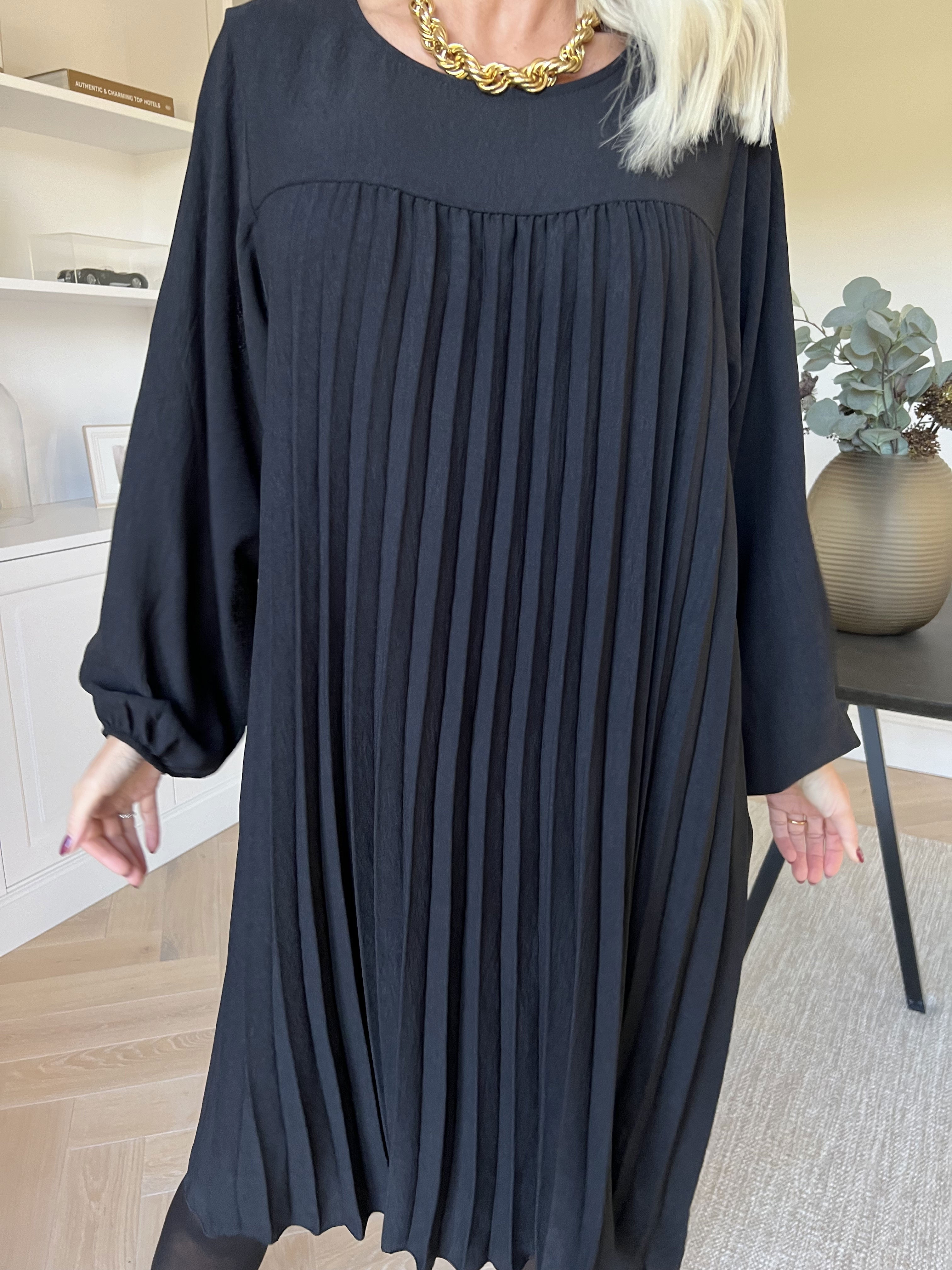 Nancy Short L/S - Klänning med plissering och fickor